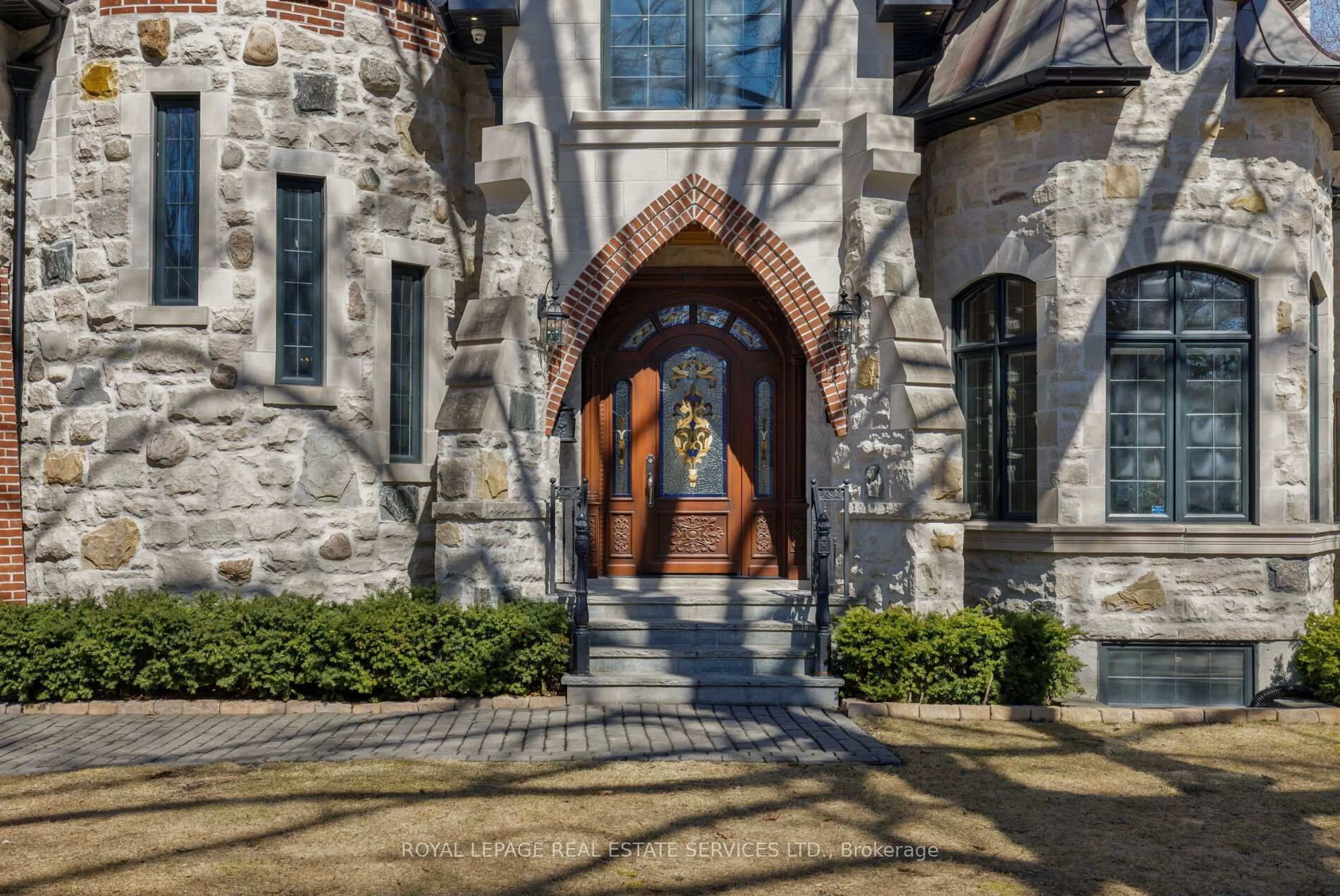 Indoor entryway for 1165 Garden Rd, Mississauga Ontario L5H 3J5