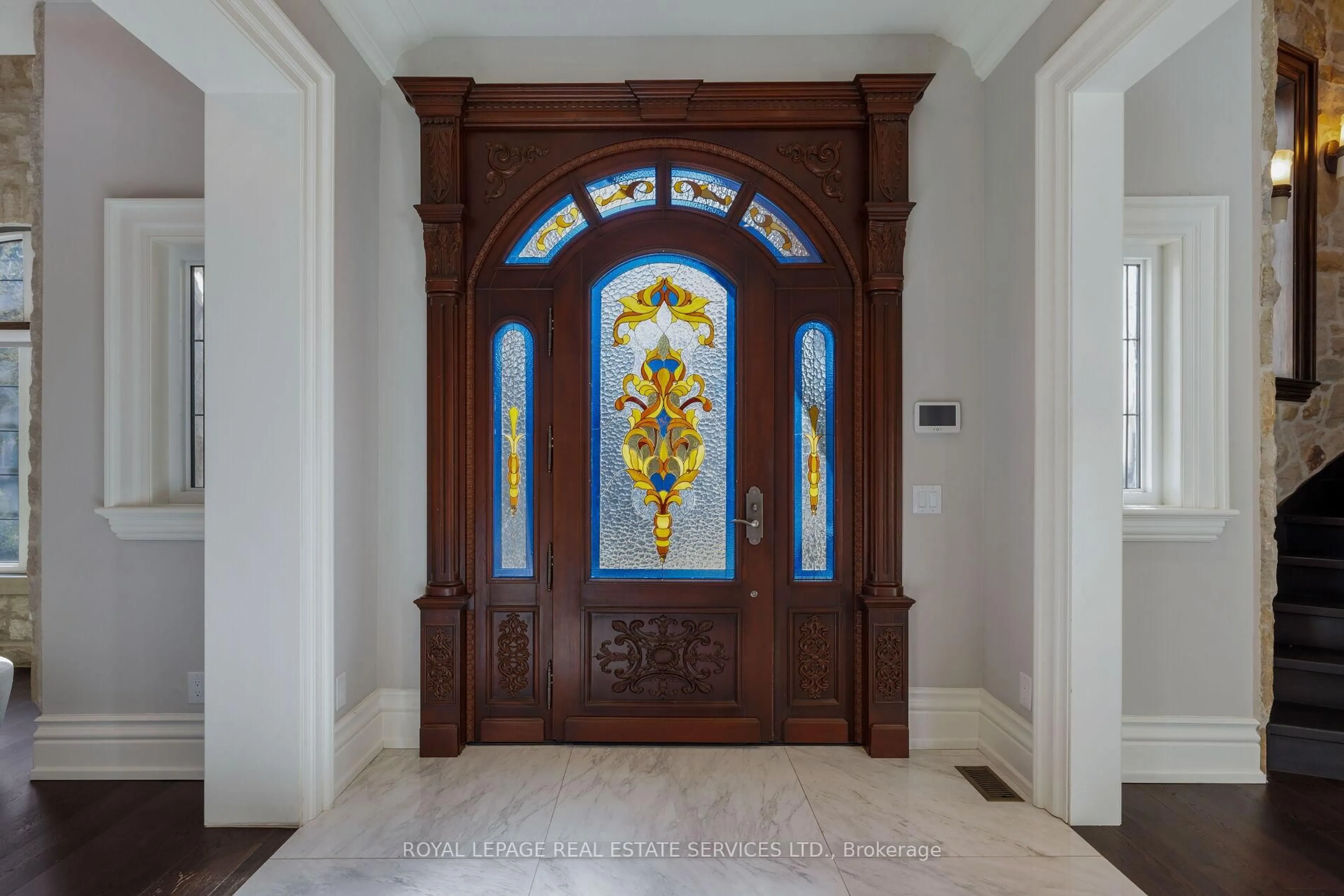 Indoor entryway for 1165 Garden Rd, Mississauga Ontario L5H 3J5