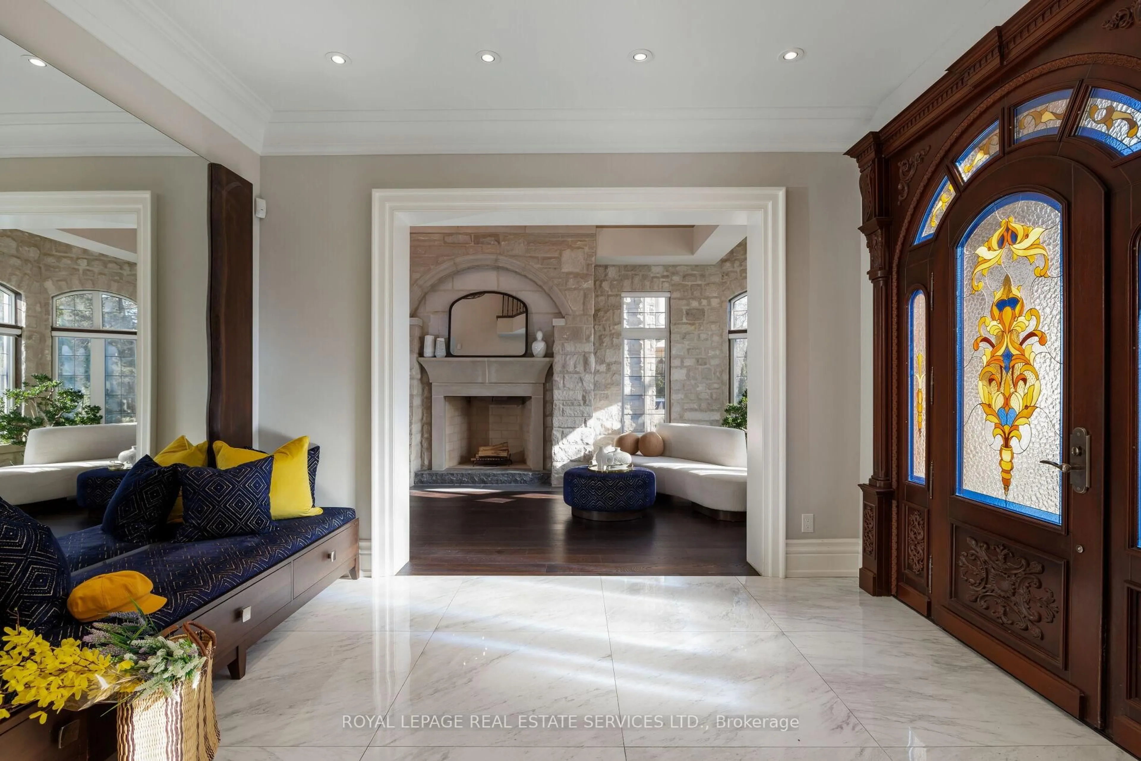 Indoor entryway for 1165 Garden Rd, Mississauga Ontario L5H 3J5