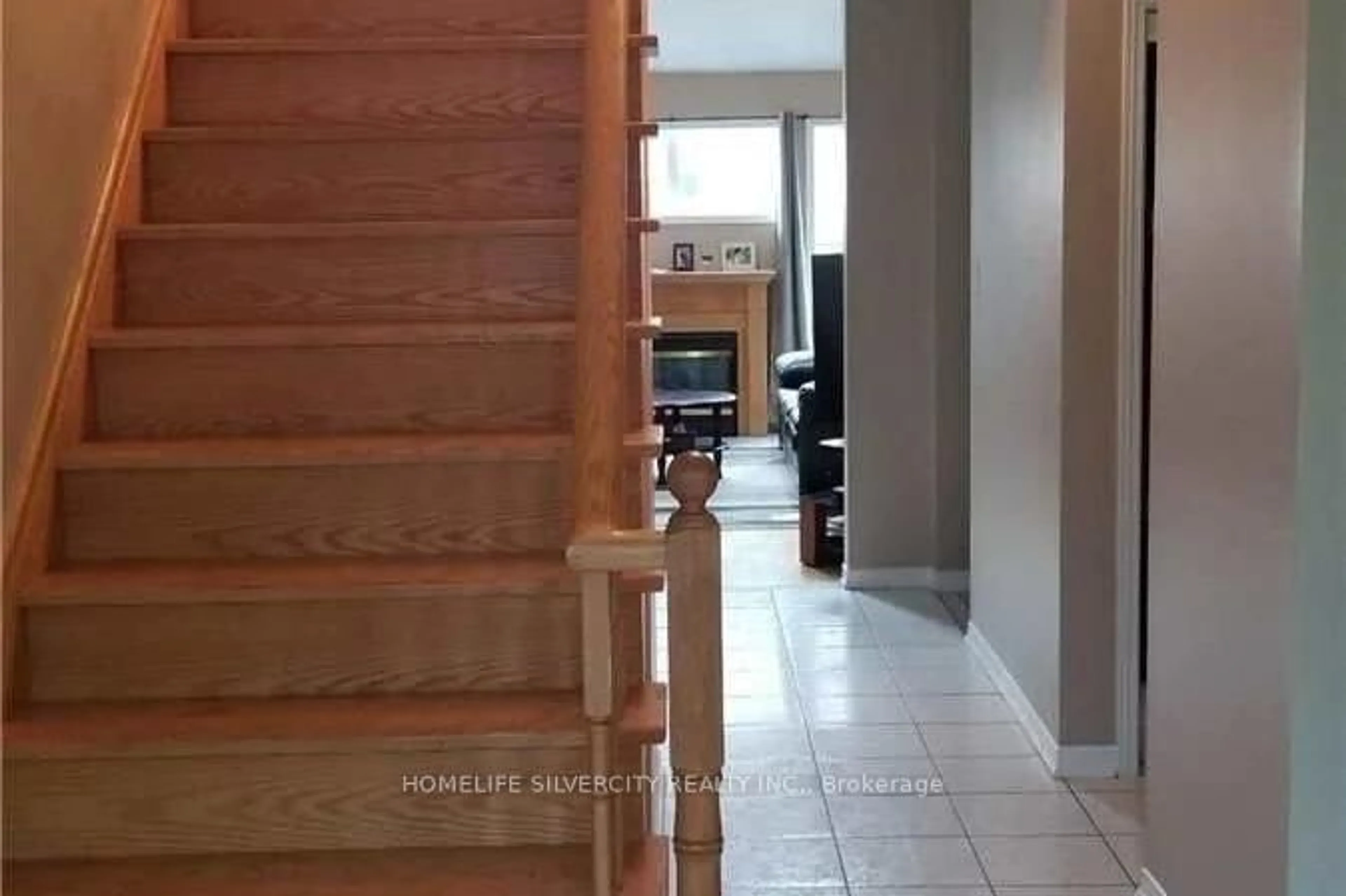 Indoor foyer for 222 Edenbrook Hill Dr, Brampton Ontario L7A 2W7