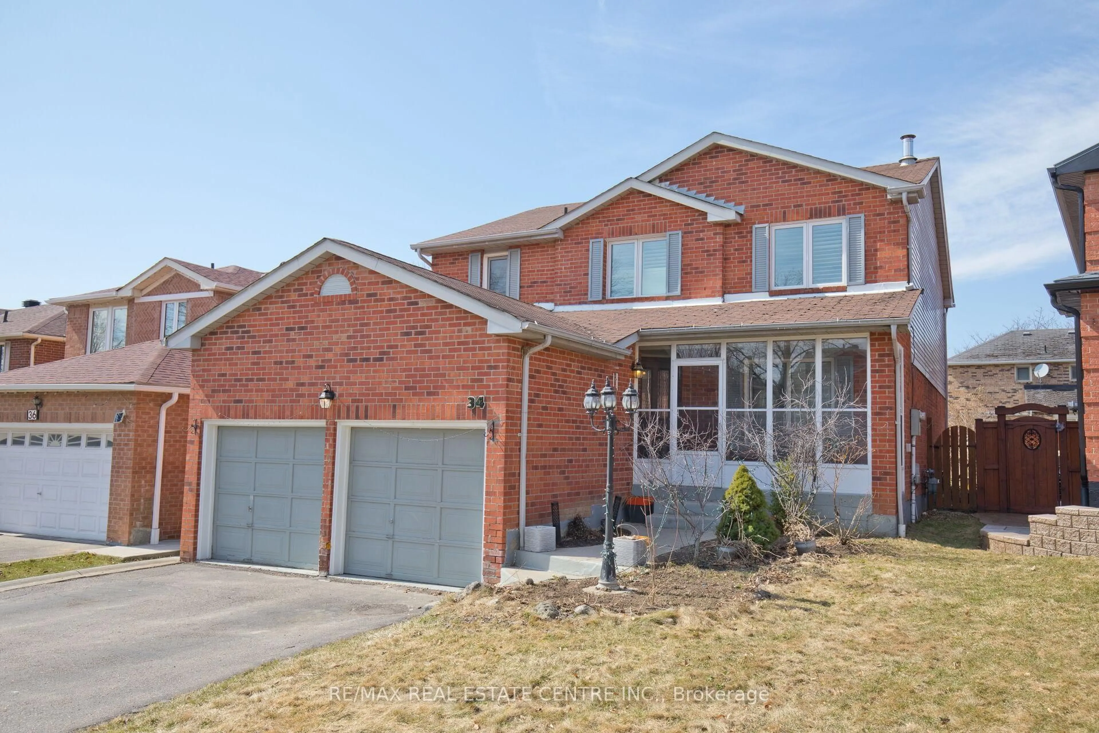 Home with brick exterior material, street for 34 Smithers Cres, Brampton Ontario L6Y 3K8
