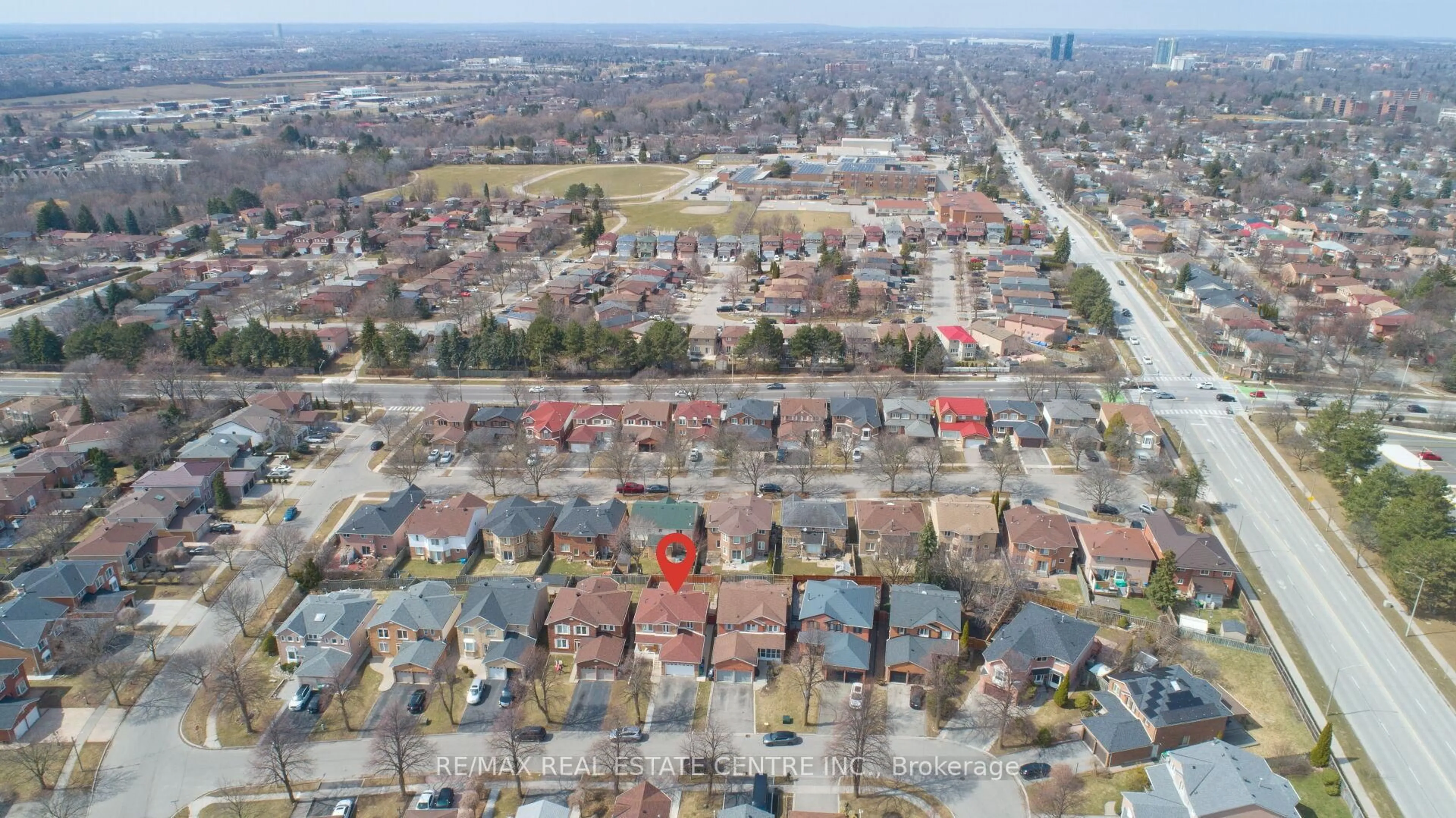 A pic from outside/outdoor area/front of a property/back of a property/a pic from drone, street for 34 Smithers Cres, Brampton Ontario L6Y 3K8