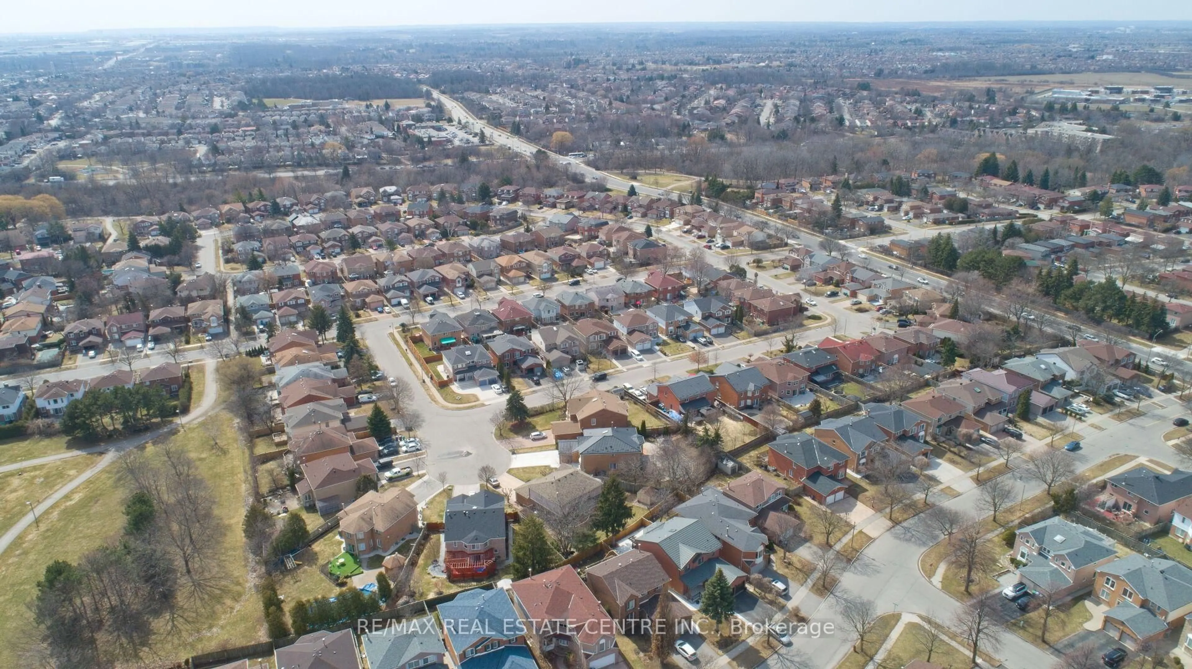 A pic from outside/outdoor area/front of a property/back of a property/a pic from drone, street for 34 Smithers Cres, Brampton Ontario L6Y 3K8