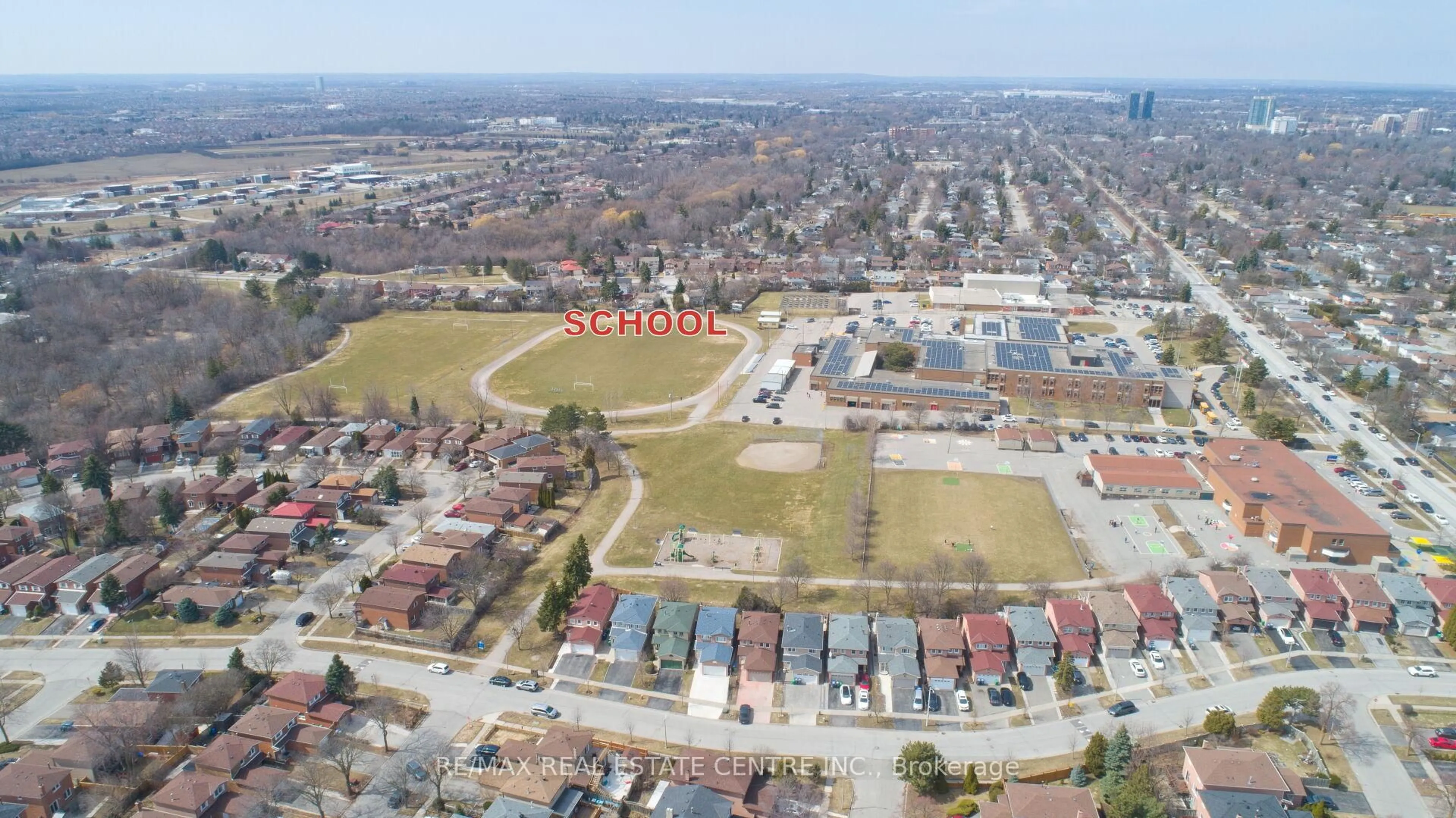 A pic from outside/outdoor area/front of a property/back of a property/a pic from drone, street for 34 Smithers Cres, Brampton Ontario L6Y 3K8