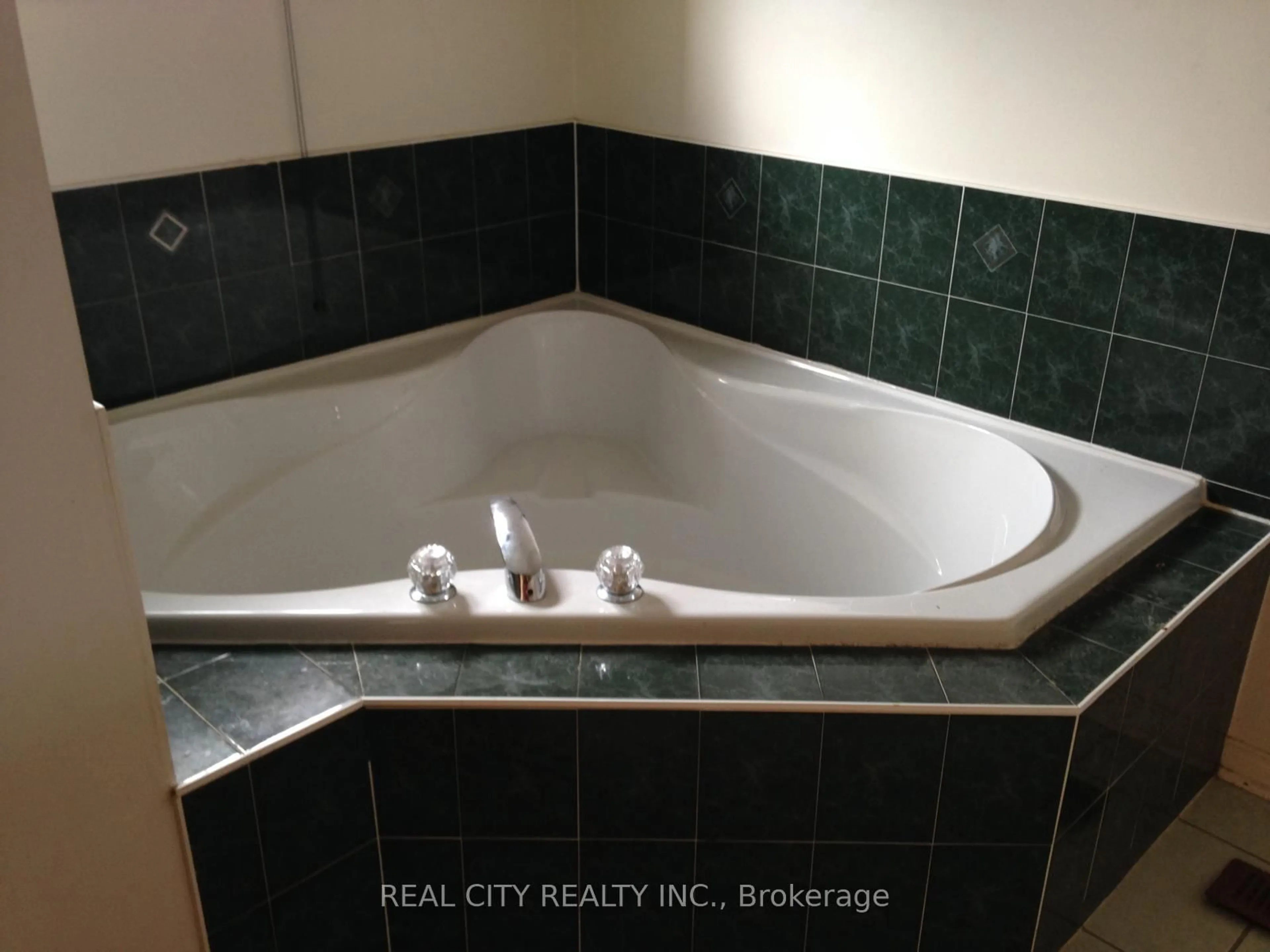 Standard bathroom, ceramic/tile floor for 19 Fairhill Ave, Brampton Ontario L7A 2A9