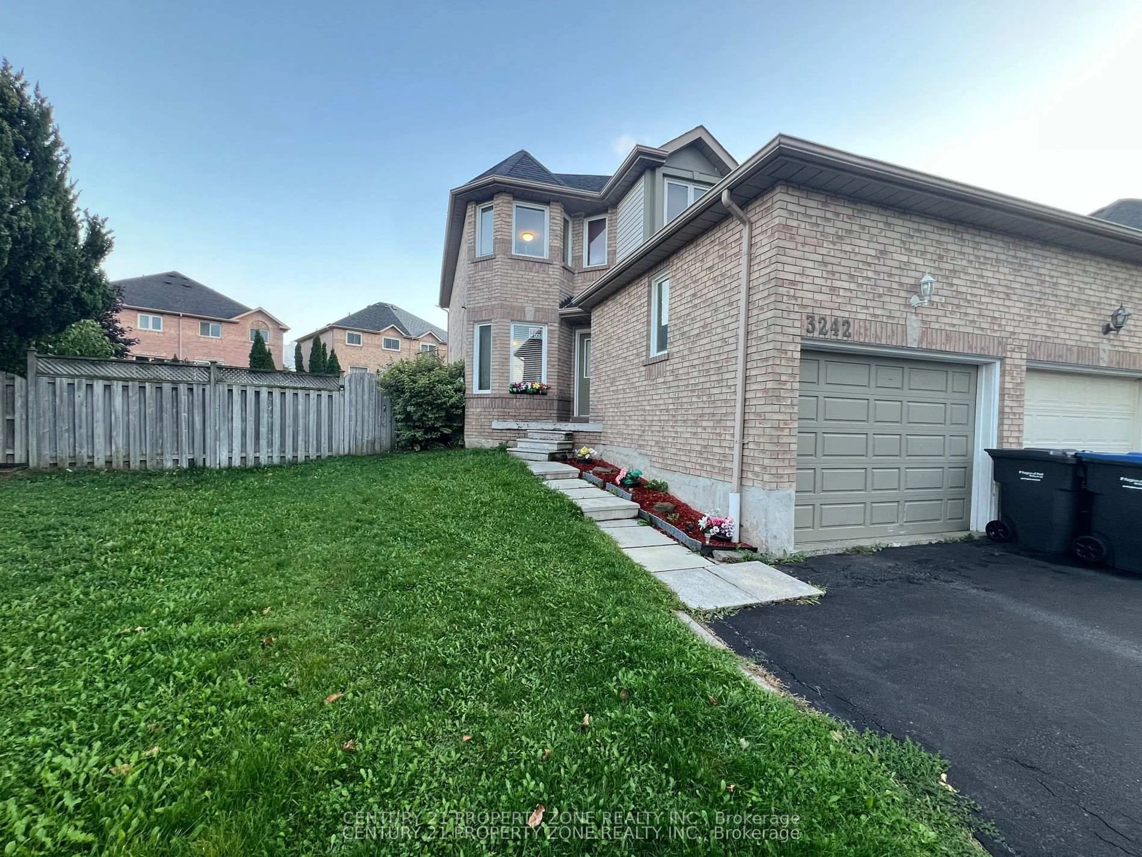 A pic from outside/outdoor area/front of a property/back of a property/a pic from drone, street for 3242 Tortola Crt, Mississauga Ontario L5N 7C4