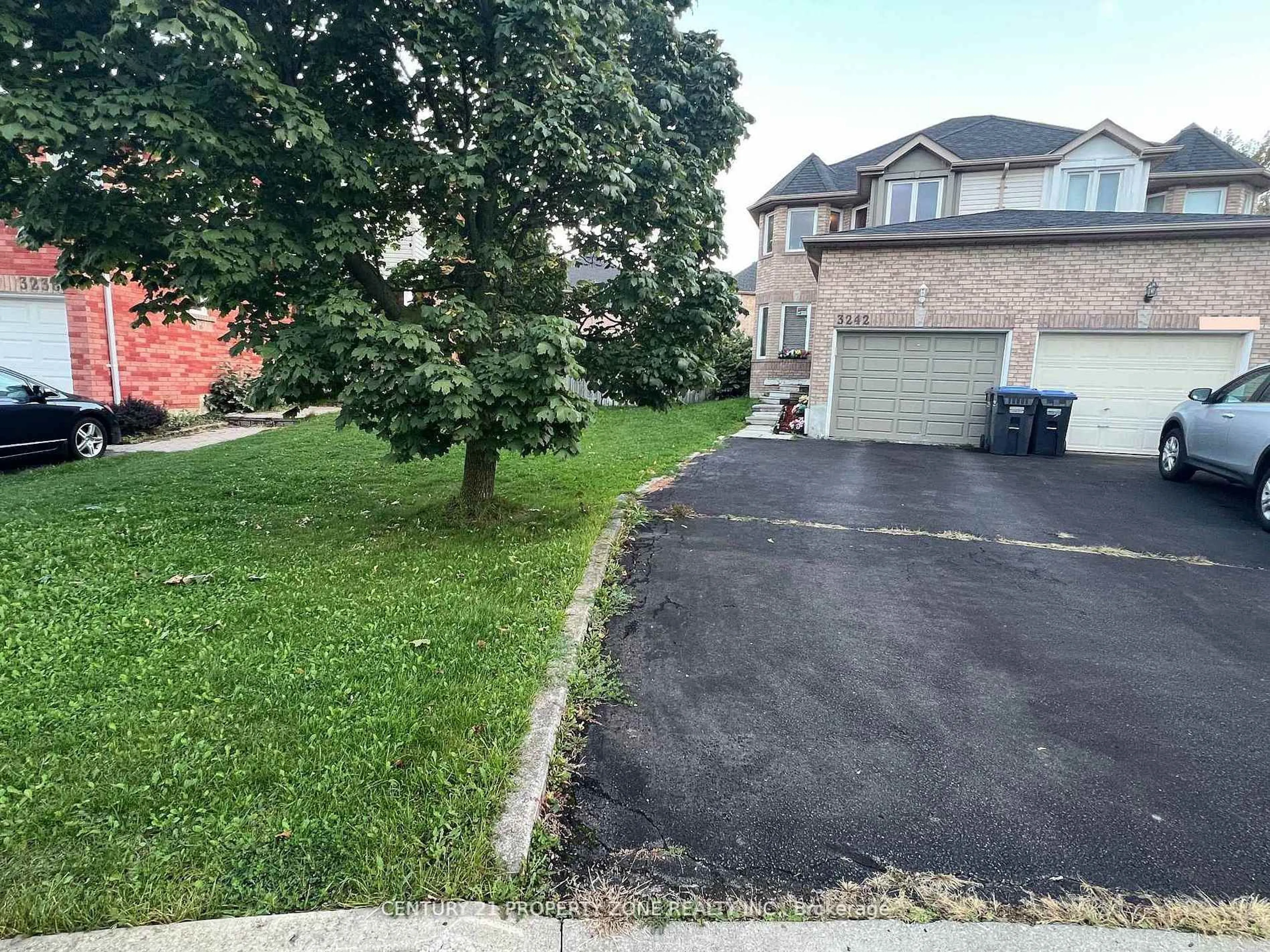 A pic from outside/outdoor area/front of a property/back of a property/a pic from drone, street for 3242 Tortola Crt, Mississauga Ontario L5N 7C4