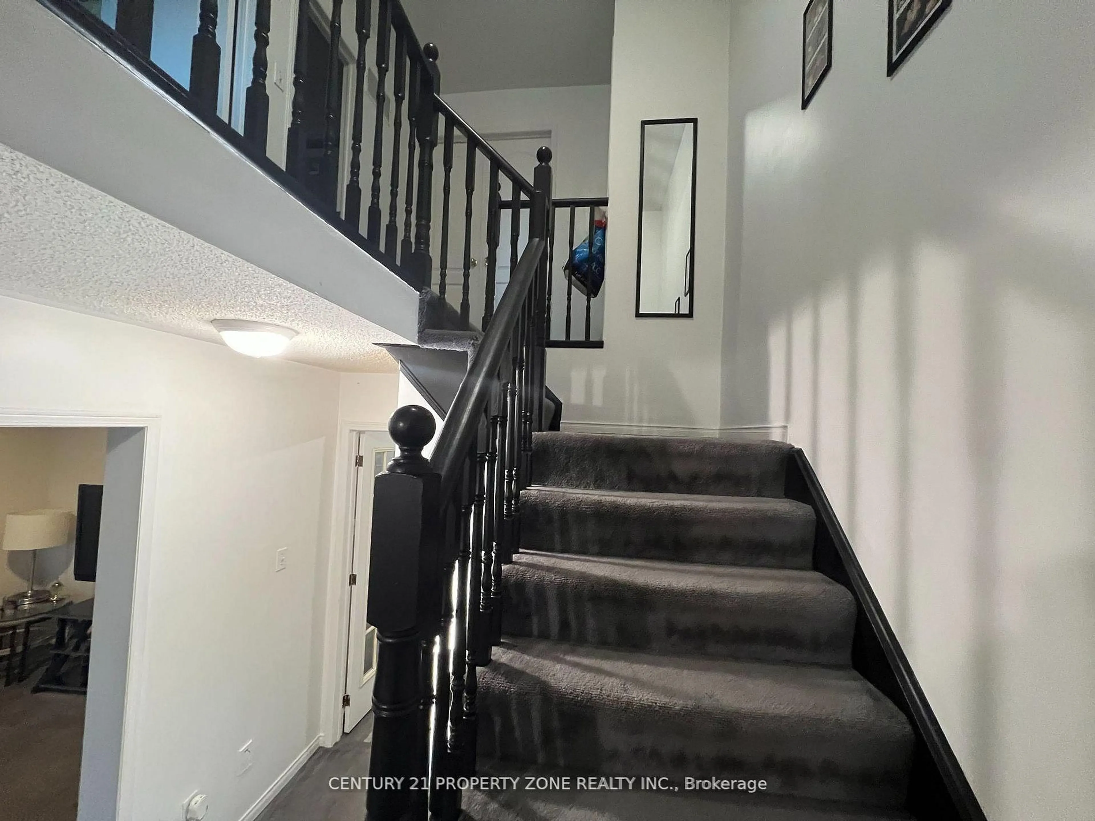 Indoor foyer for 3242 Tortola Crt, Mississauga Ontario L5N 7C4