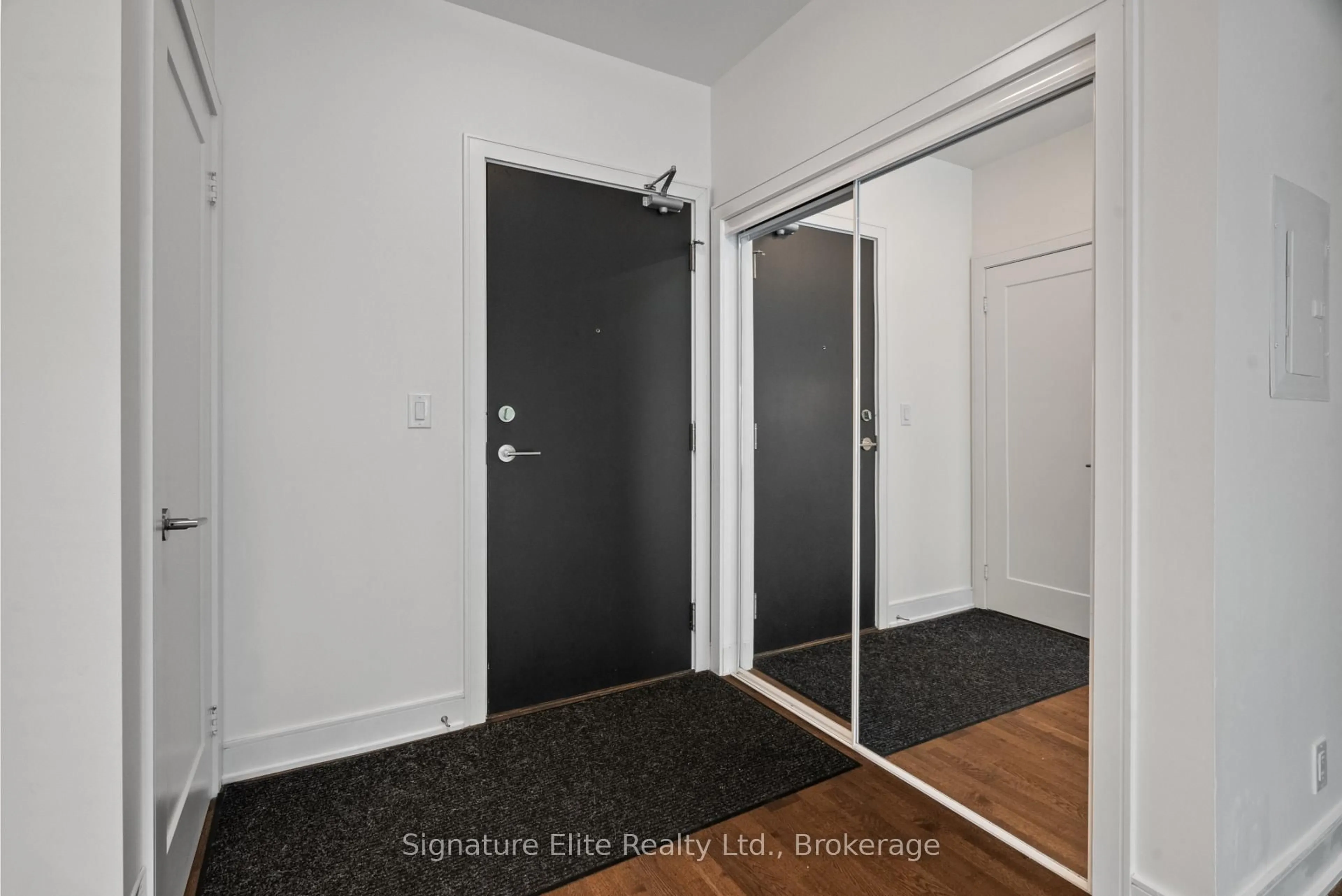 Indoor entryway for 1575 Lakeshore Rd #G28, Mississauga Ontario L5J 1J4