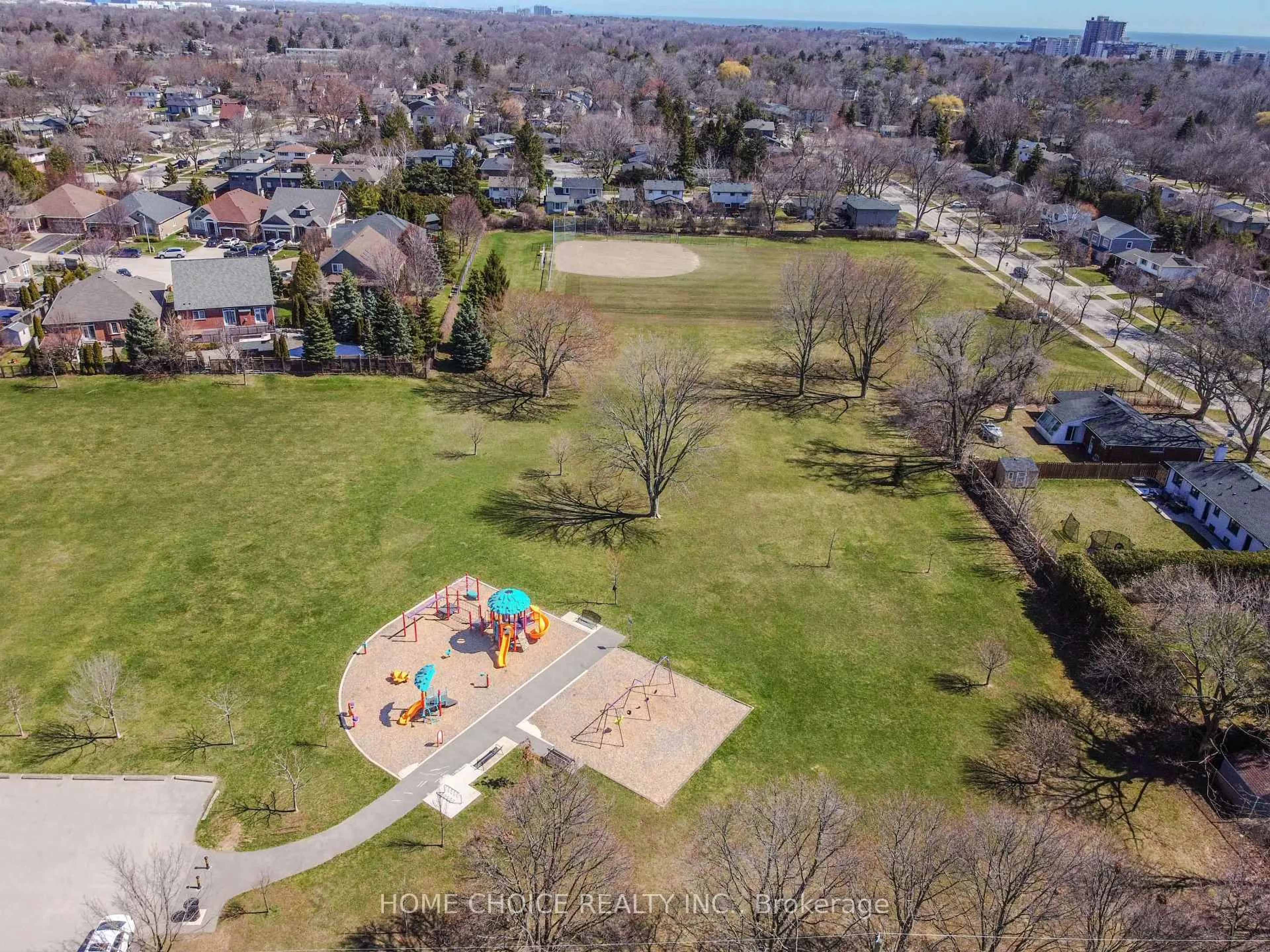 A pic from outside/outdoor area/front of a property/back of a property/a pic from drone, mountain view for 310 Tuck Dr, Burlington Ontario L7L 2R1