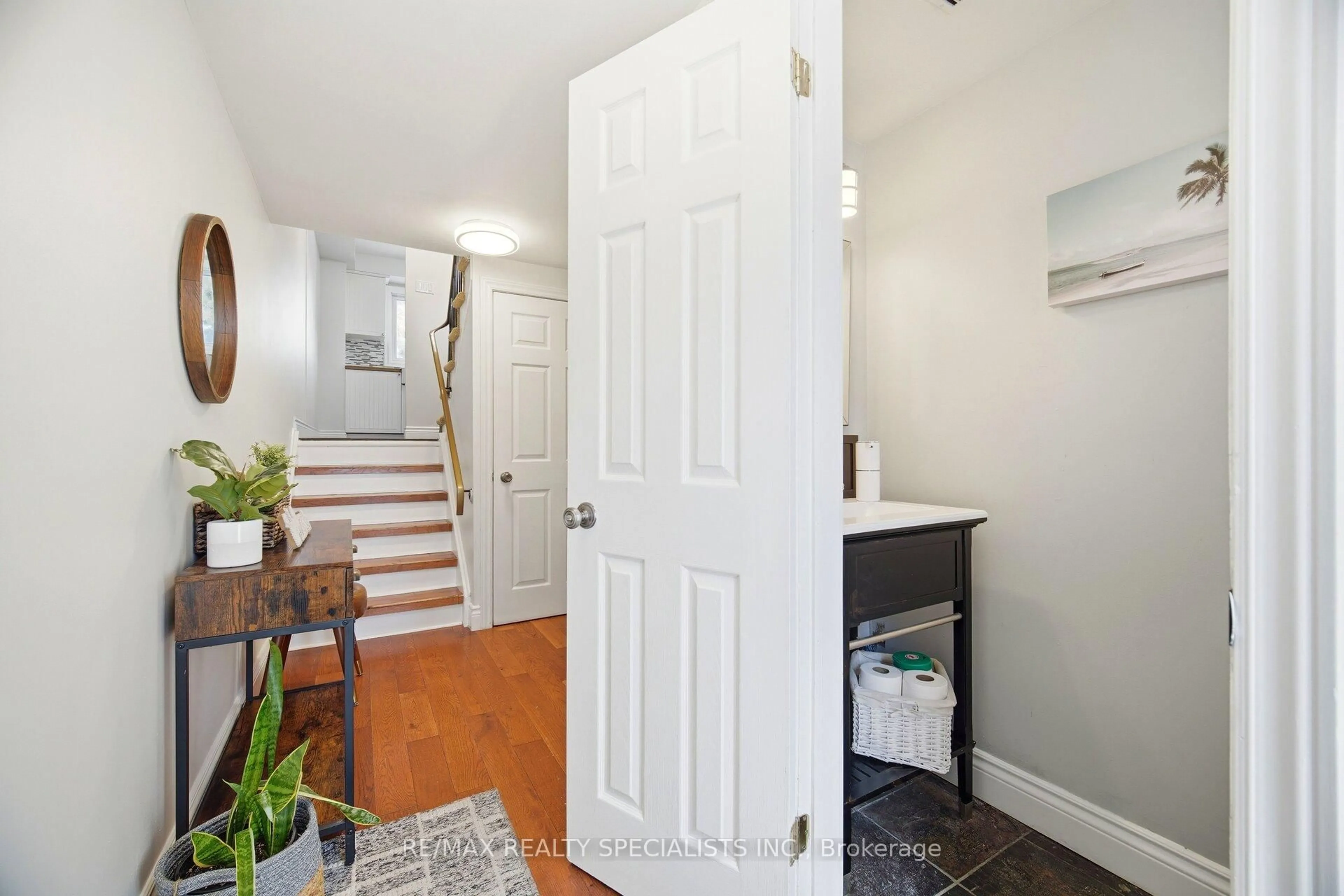 Indoor entryway for 371 Bronte St #41, Milton Ontario L9T 3K5