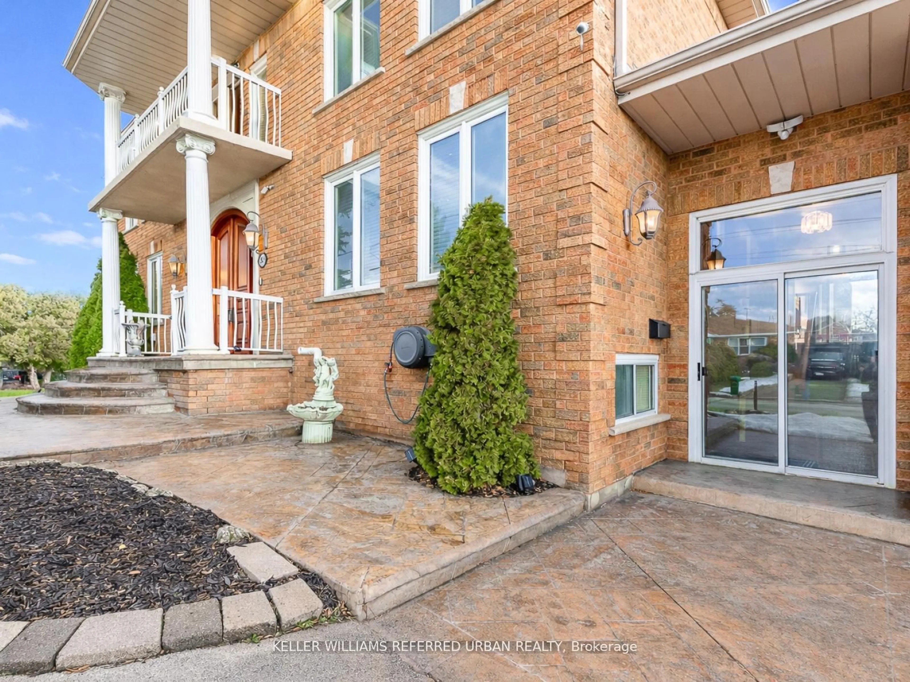 Indoor entryway for 33 Redberry Pkwy, Toronto Ontario M6L 2J7