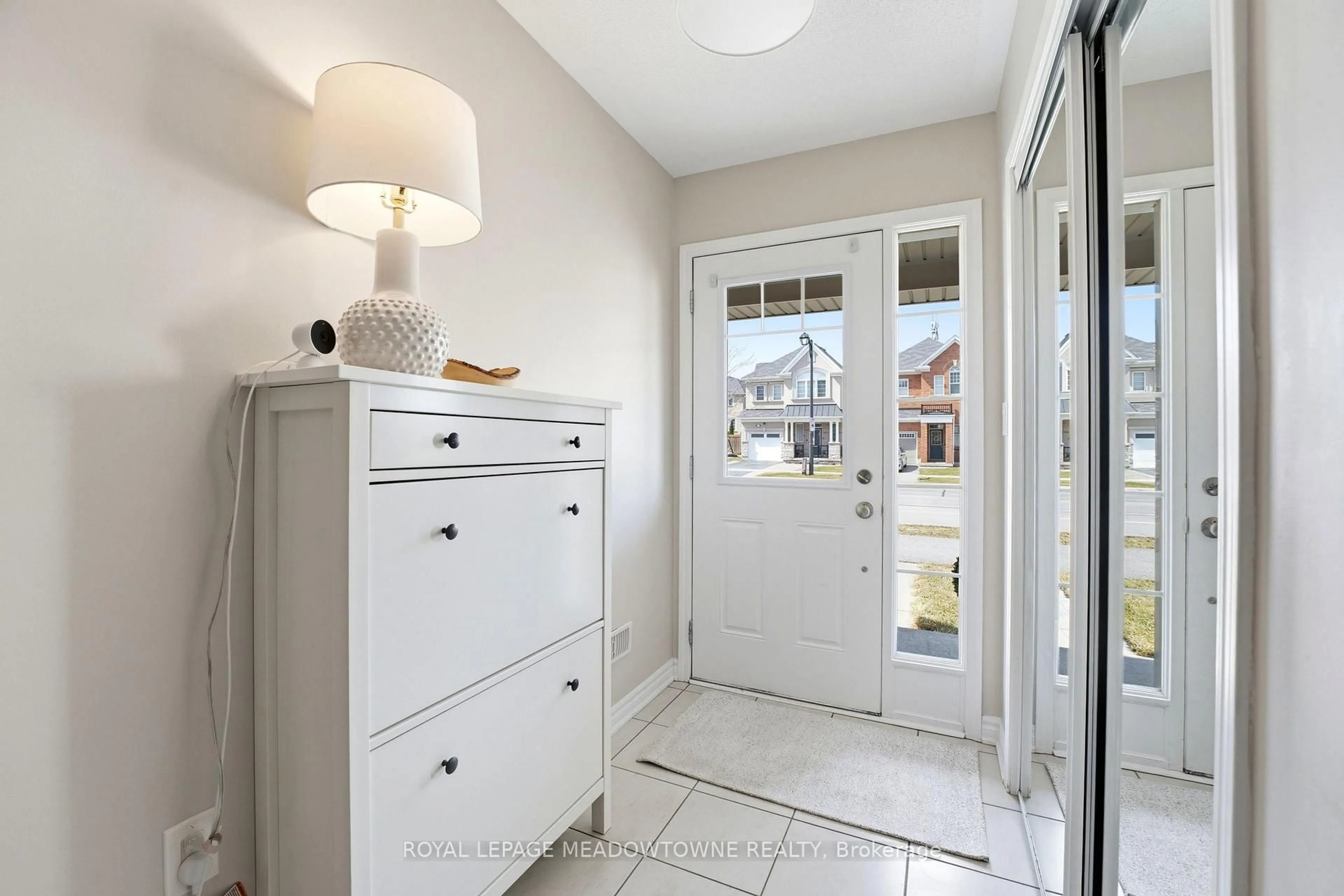 Indoor entryway for 112 Whitlock Ave, Milton Ontario L9E 1G3
