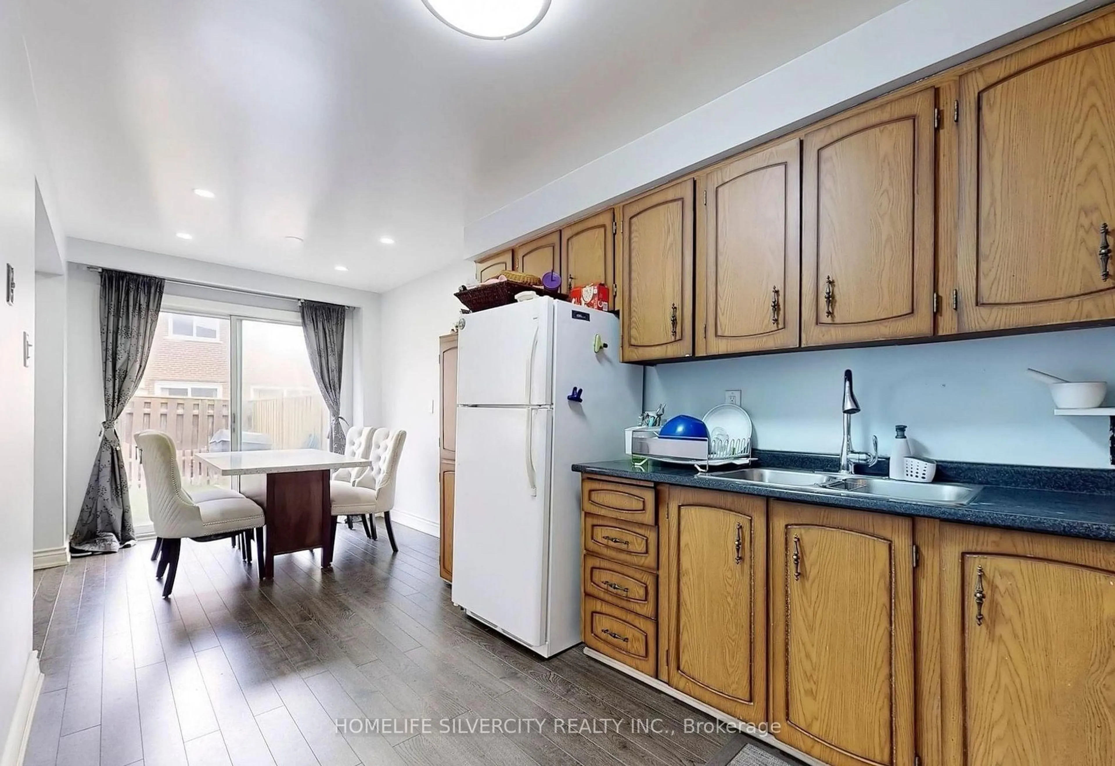 Standard kitchen, unknown for 7033 Netherbrae Rd #8, Mississauga Ontario L4T 2W2