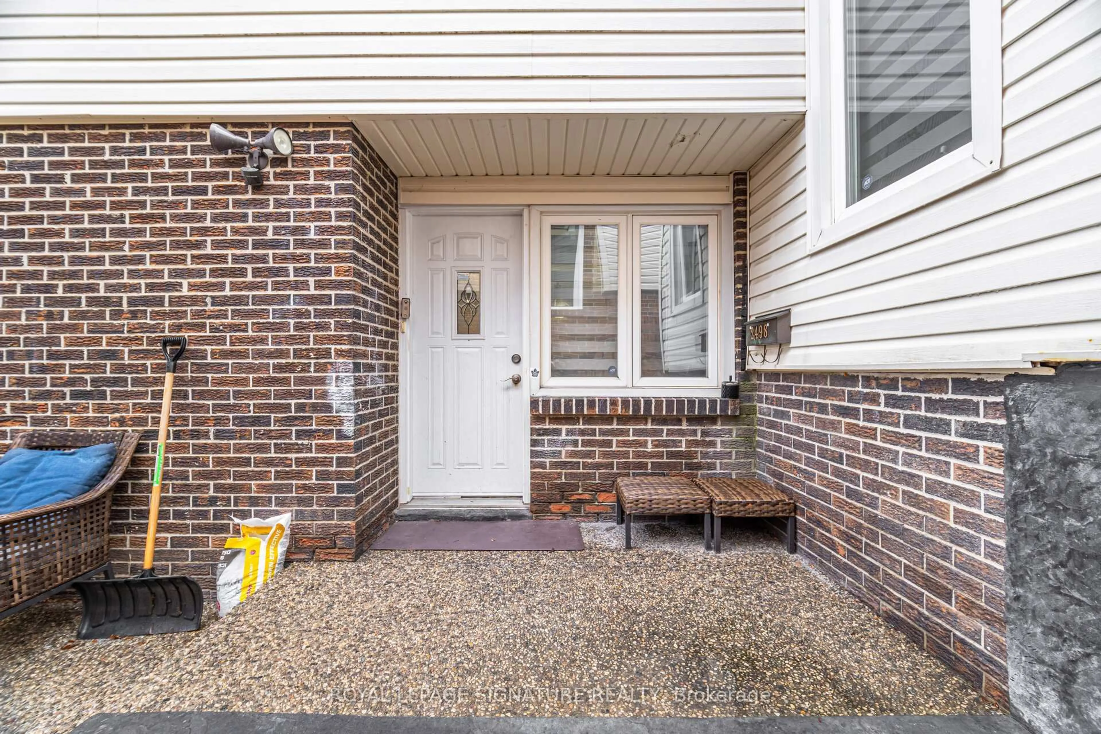 Indoor entryway for 2498 Mainroyal St, Mississauga Ontario L5L 1C9