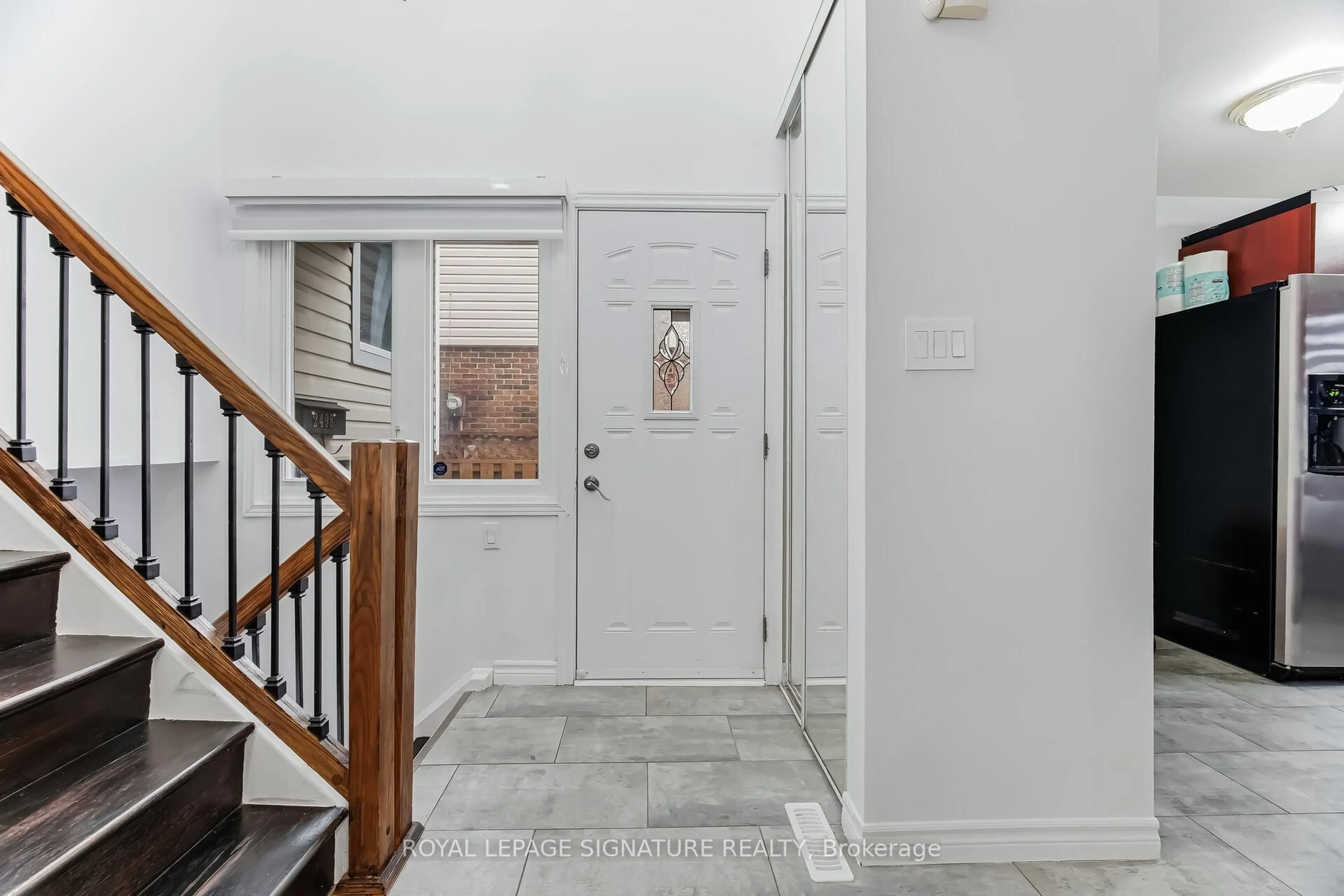 Indoor entryway for 2498 Mainroyal St, Mississauga Ontario L5L 1C9