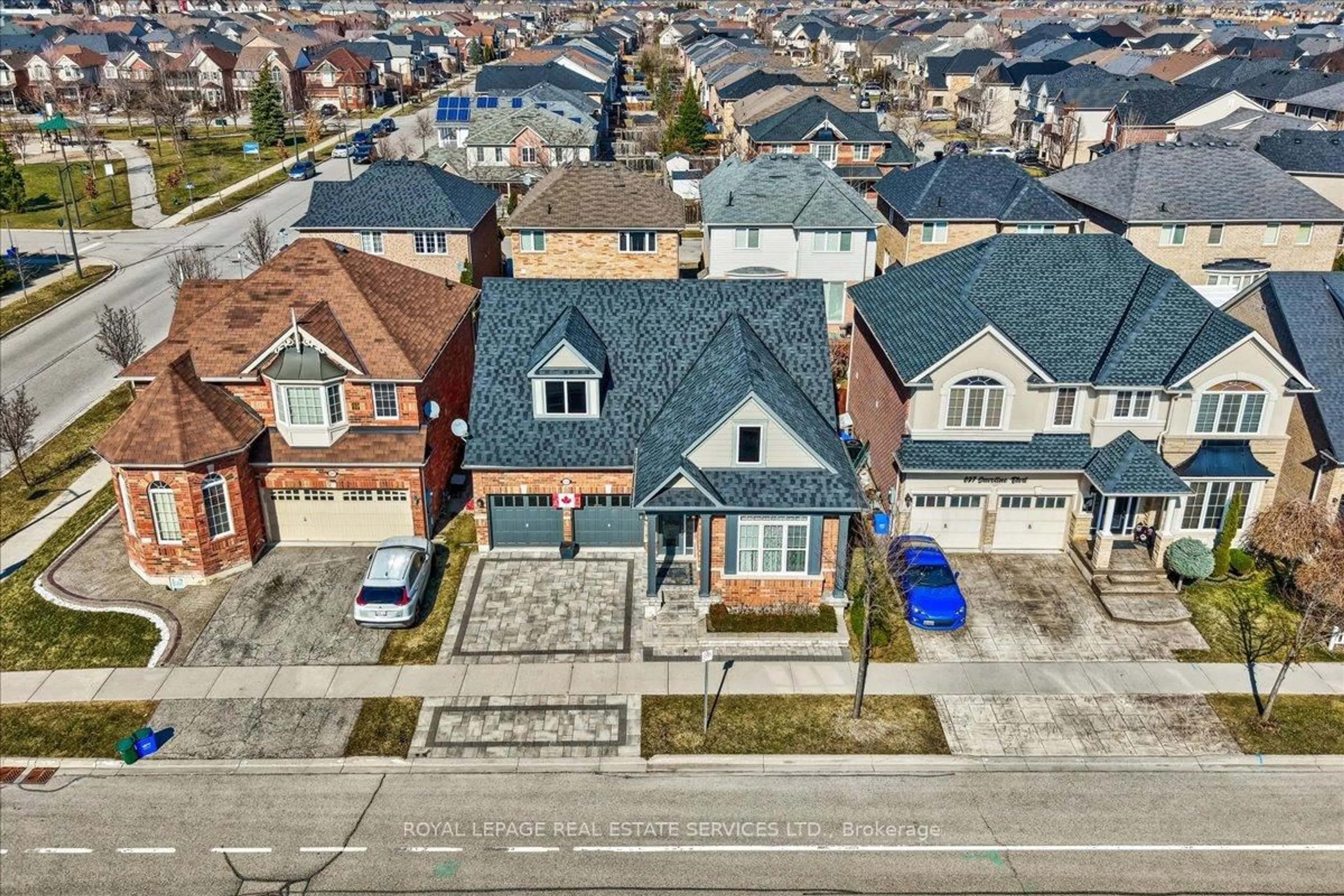 A pic from outside/outdoor area/front of a property/back of a property/a pic from drone, street for 693 Savoline Blvd, Milton Ontario L9T 0N2