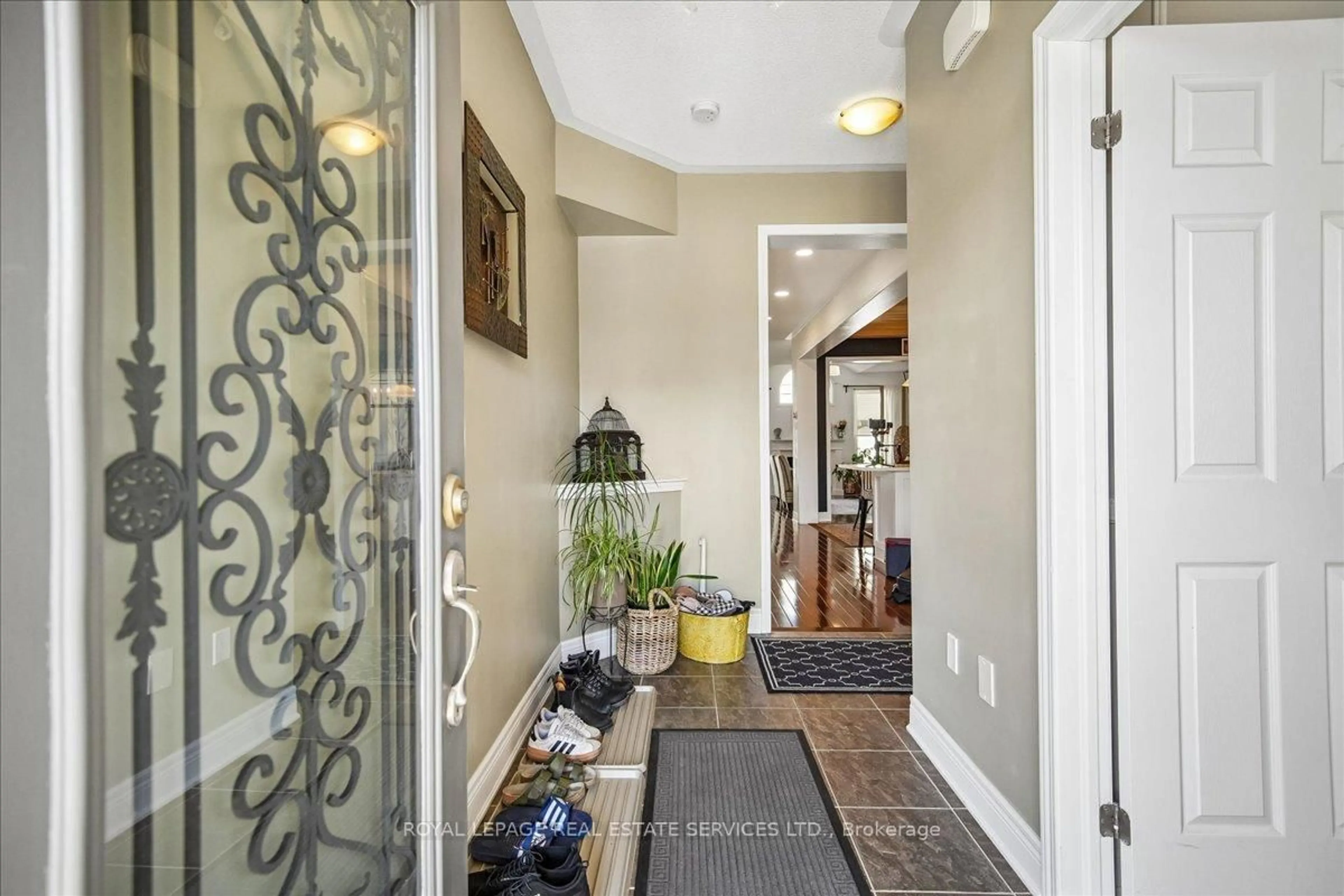Indoor entryway for 693 Savoline Blvd, Milton Ontario L9T 0N2