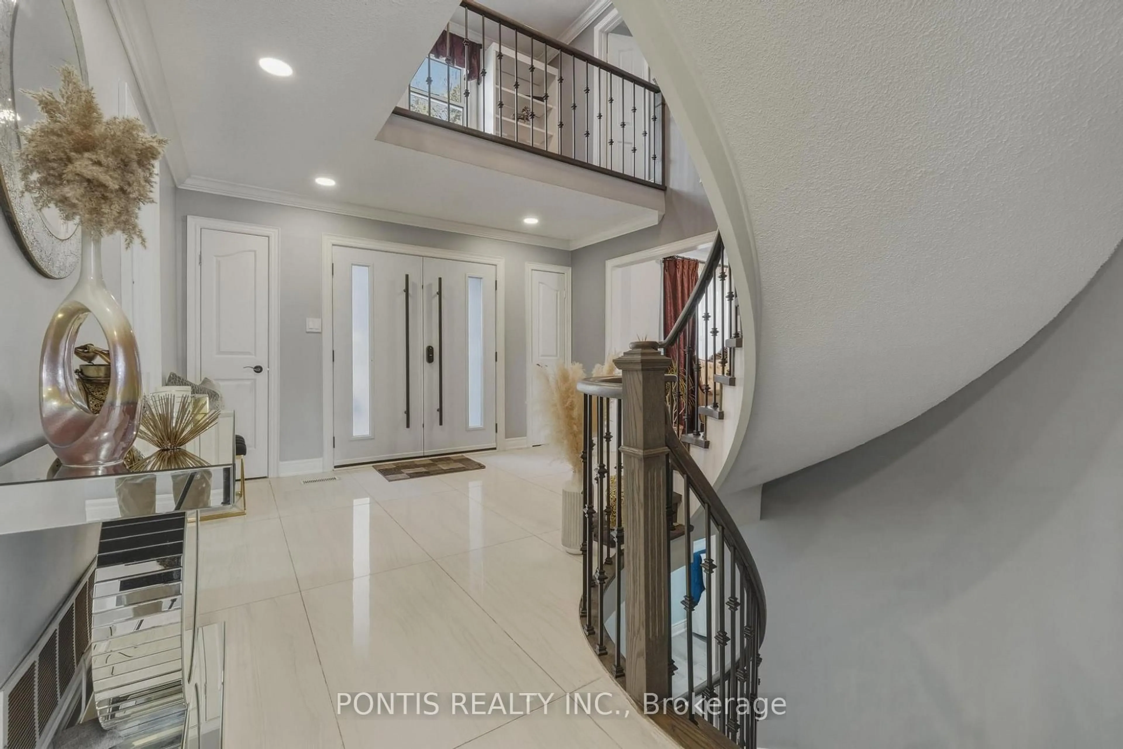 Indoor entryway for 10 Whitmore Crt, Brampton Ontario L6Z 2A5