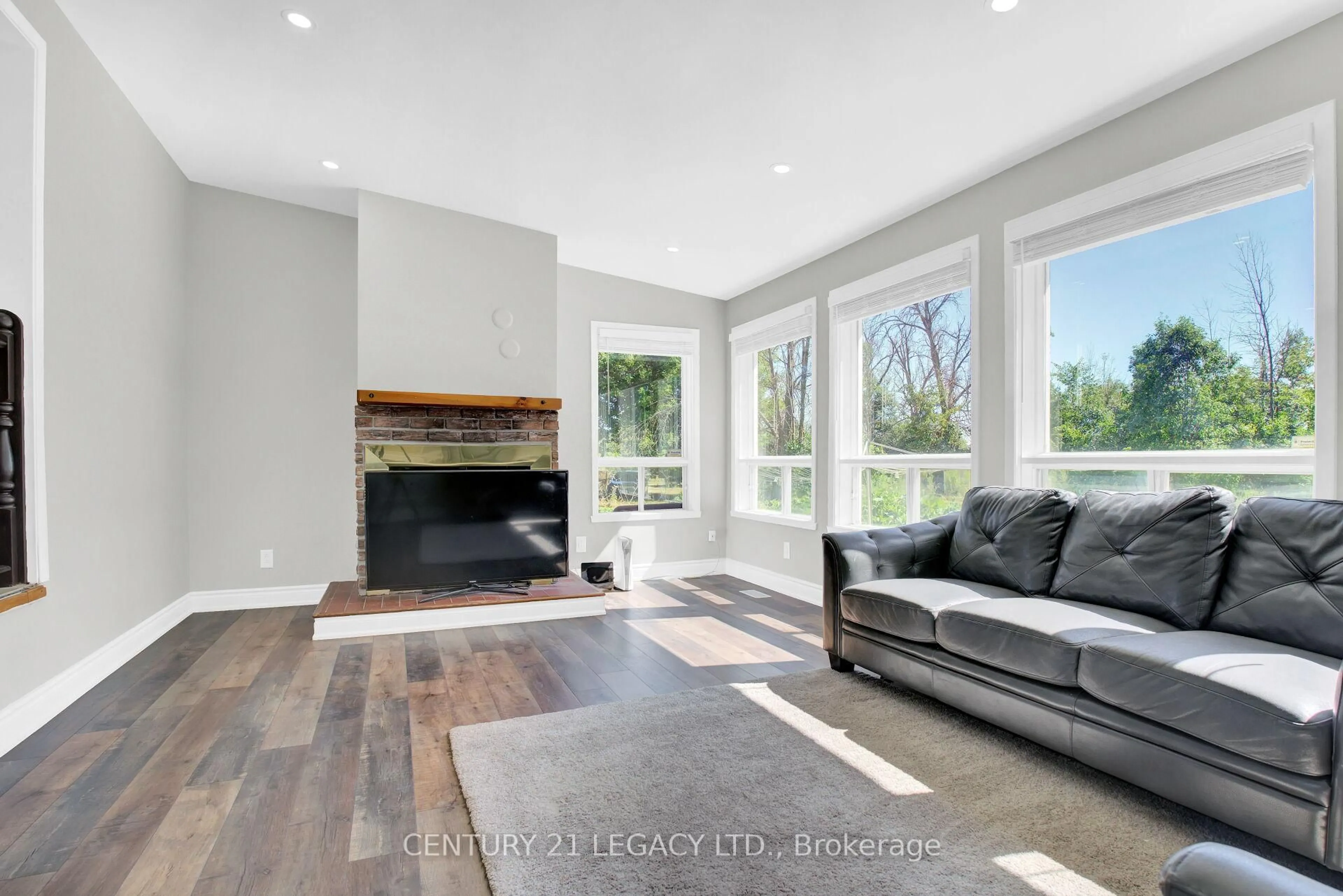 Living room with furniture, unknown for 8182 Hornby Rd, Halton Hills Ontario L0P 1E0