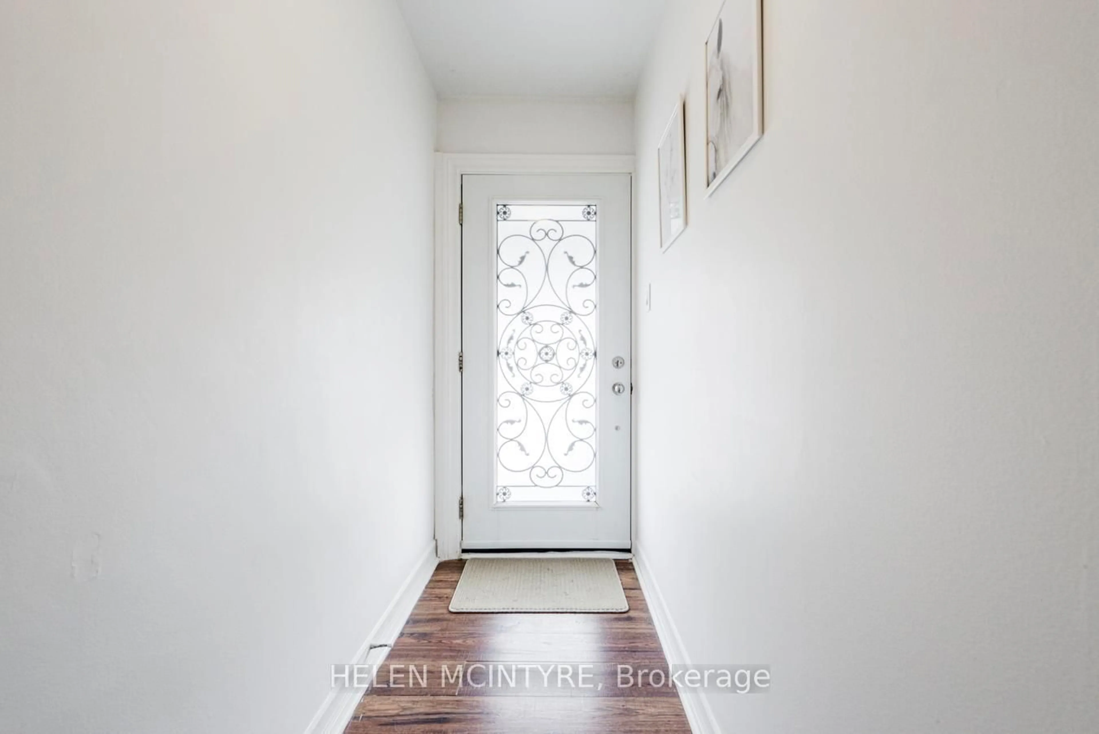 Indoor entryway for 2 Birch Tree Cres, Toronto Ontario M6M 2K8