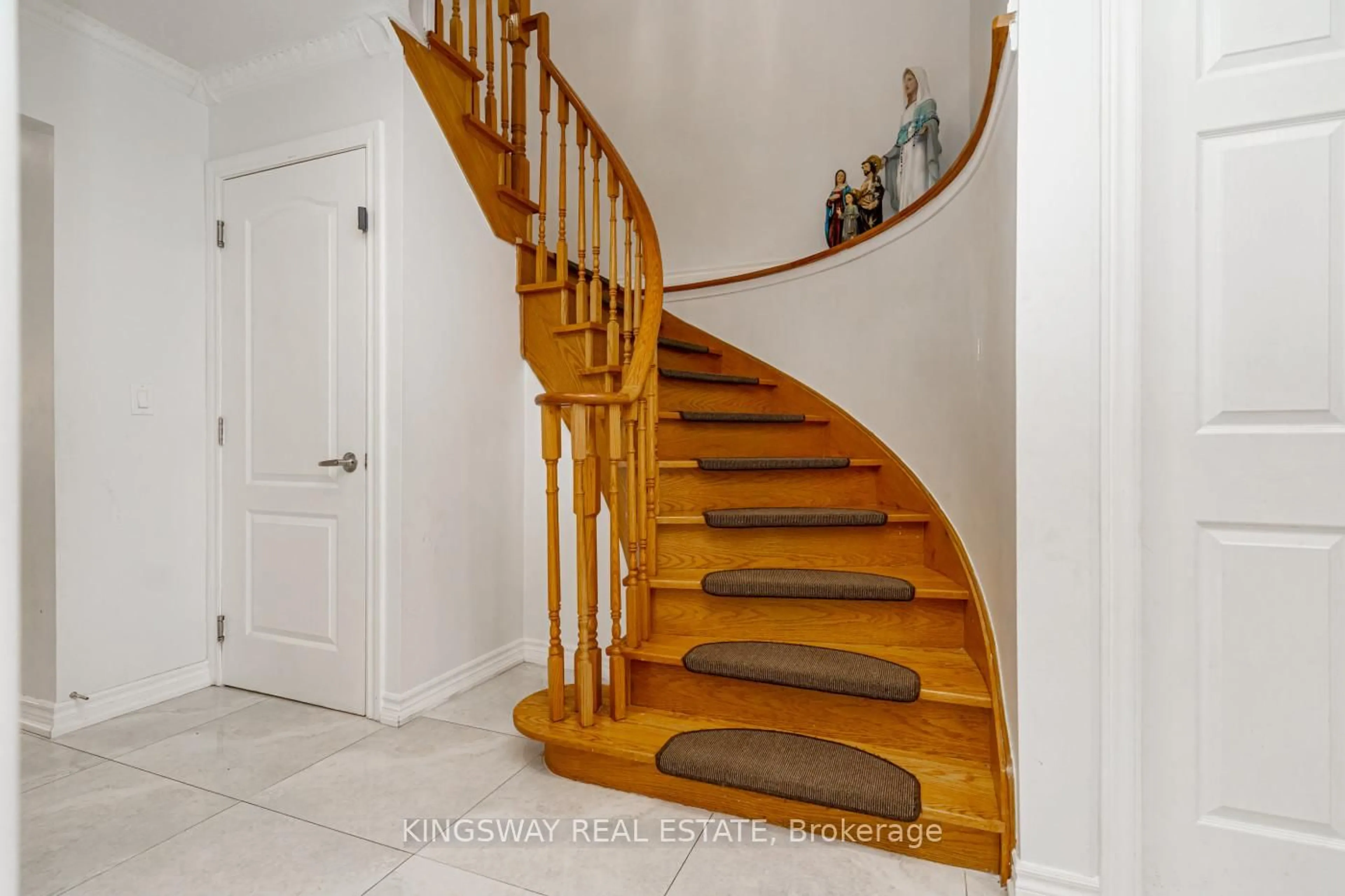 Stairs for 891 STONEBRIDGE Ave, Mississauga Ontario L5V 2L3