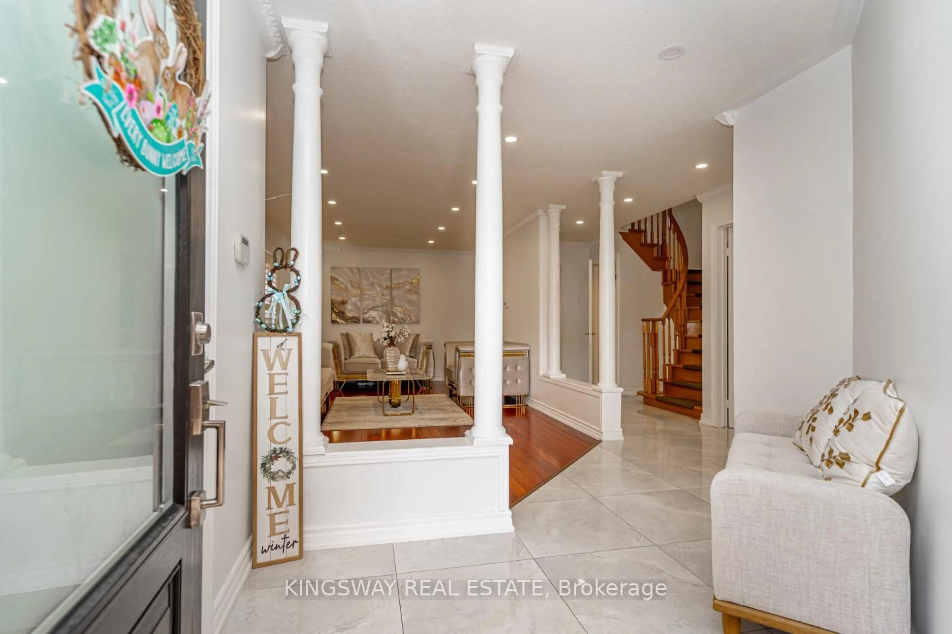 Indoor foyer for 891 STONEBRIDGE Ave, Mississauga Ontario L5V 2L3