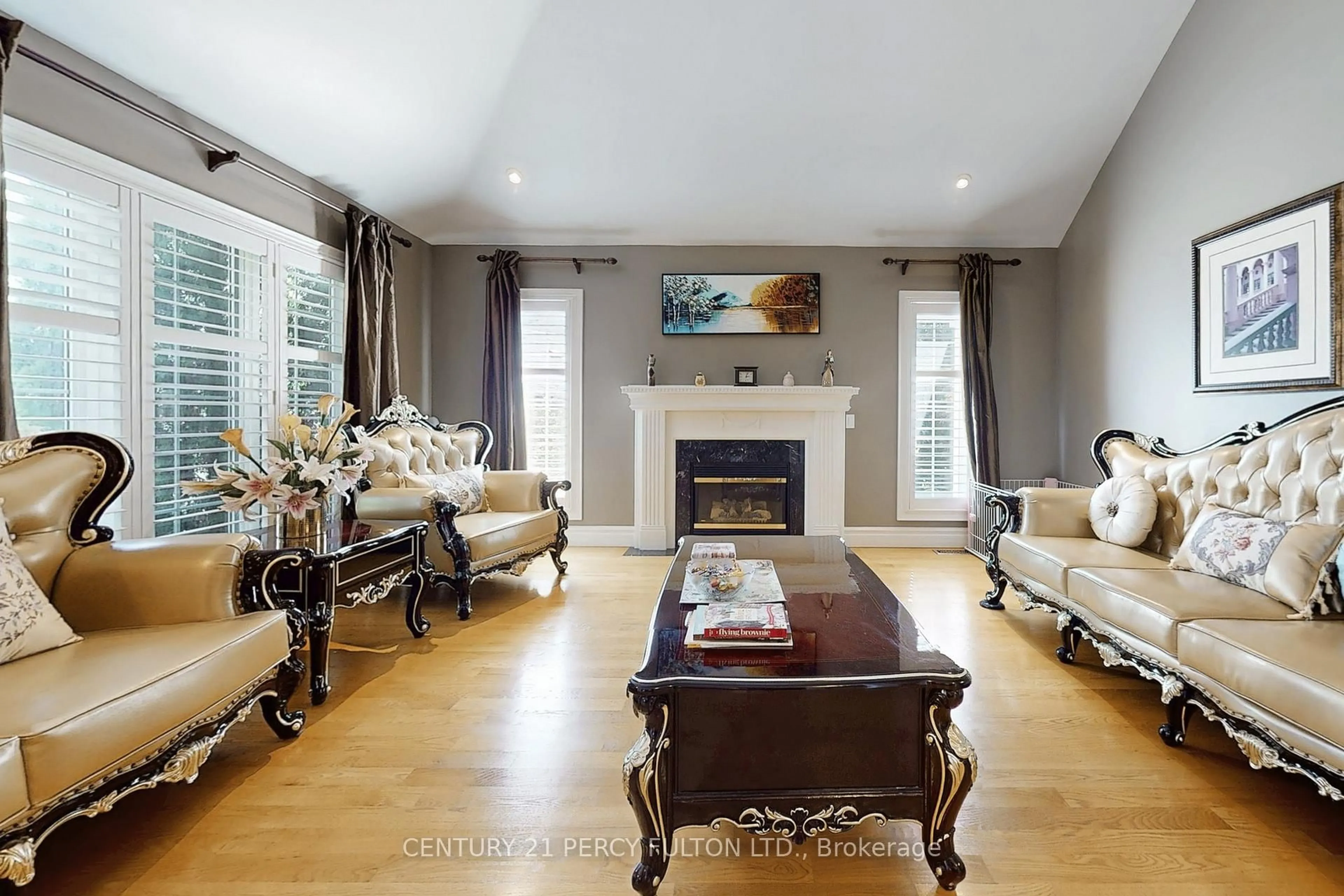 Living room with furniture, unknown for 1832 Chesbro Crt, Mississauga Ontario L5H 4H2