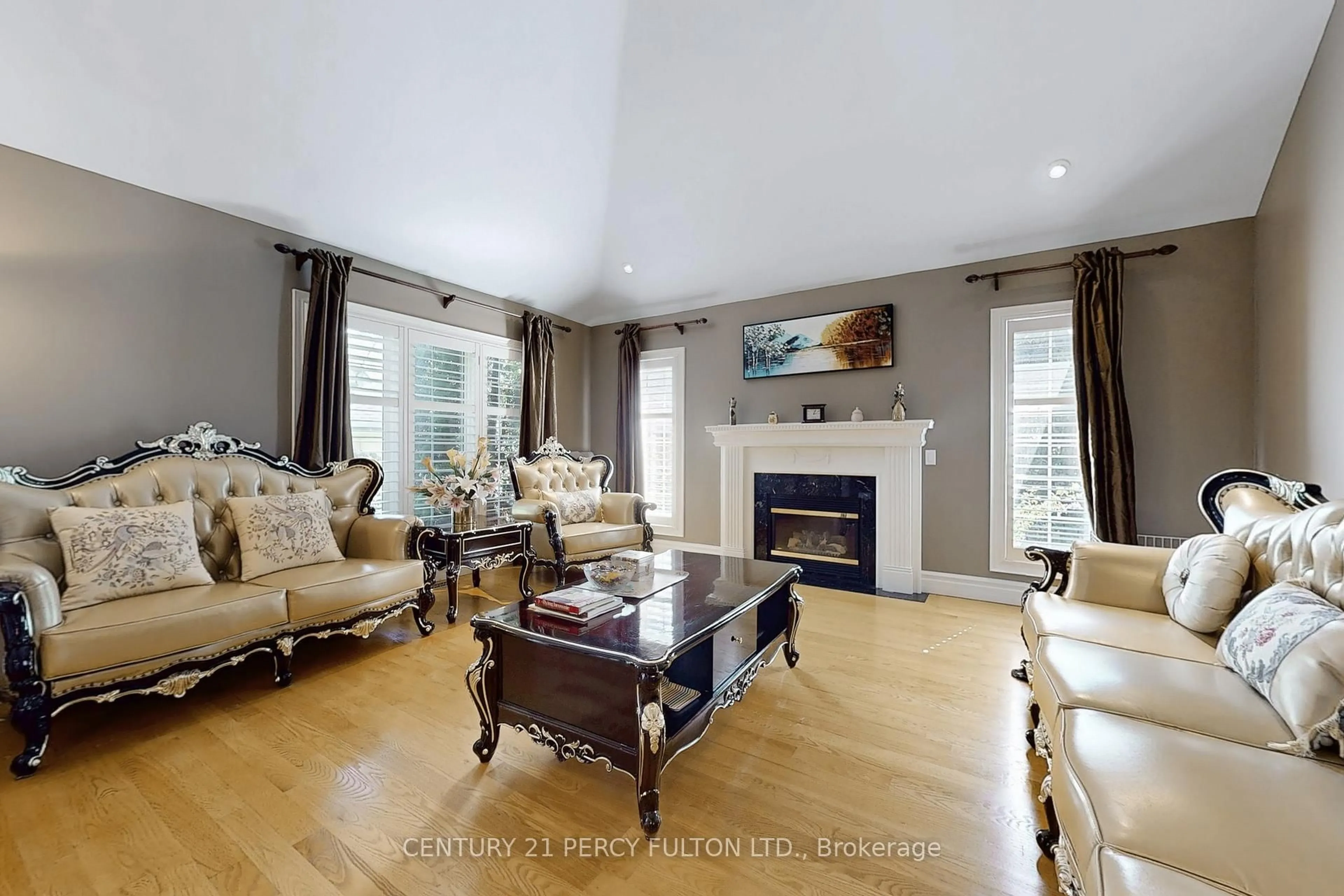 Living room with furniture, wood/laminate floor for 1832 Chesbro Crt, Mississauga Ontario L5H 4H2