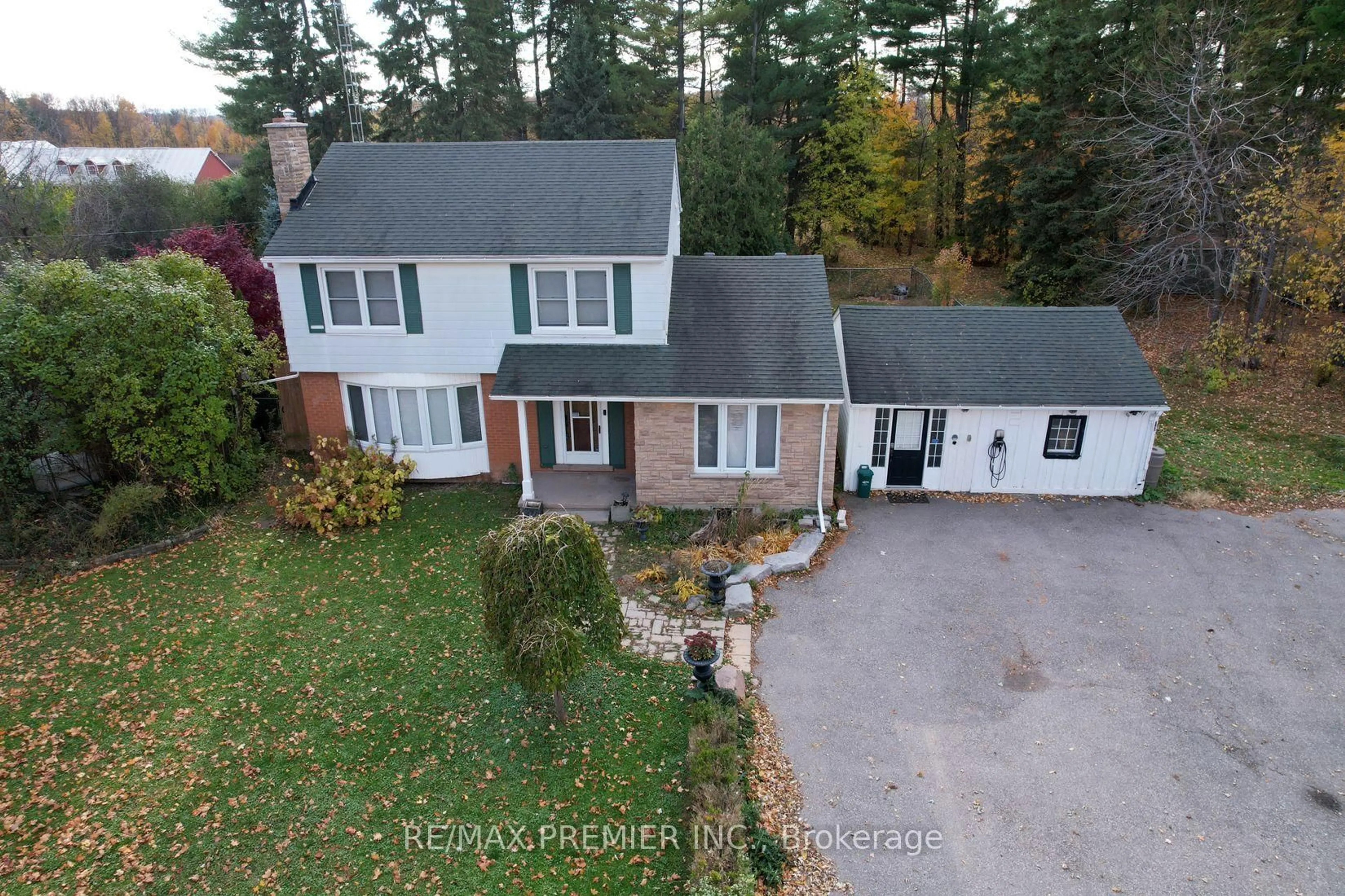 A pic from outside/outdoor area/front of a property/back of a property/a pic from drone, unknown for 9190 Trafalgar Rd, Halton Hills Ontario L7G 4S5