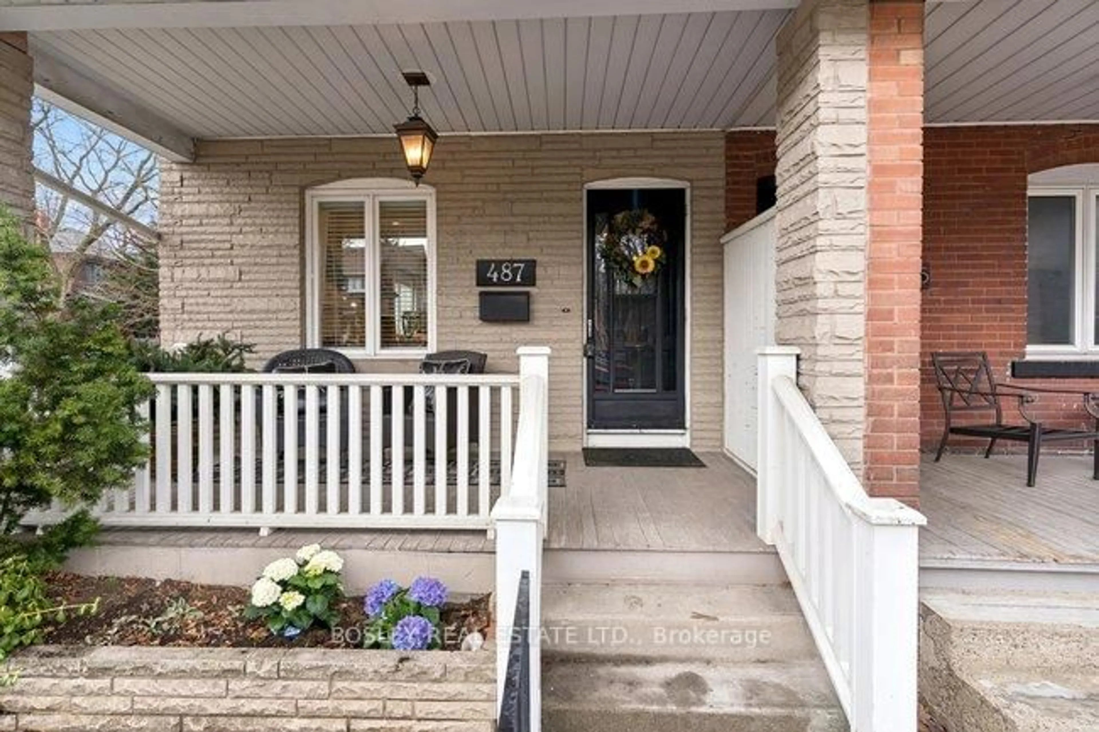 Indoor entryway for 487 Runnymede Rd, Toronto Ontario M6S 2Z4