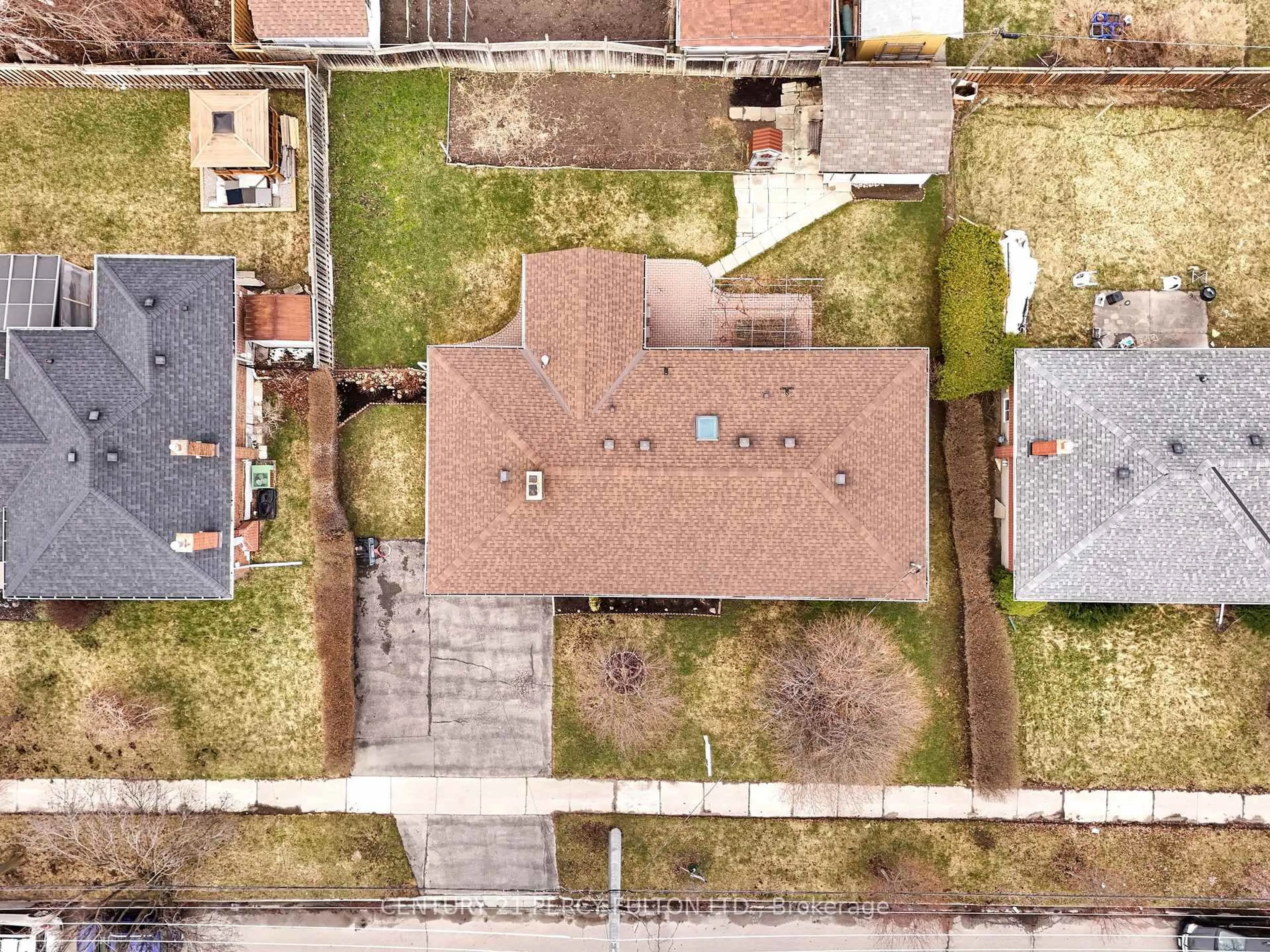 A pic from outside/outdoor area/front of a property/back of a property/a pic from drone, street for 2553 Stillmeadow Dr, Mississauga Ontario L5B 1X8