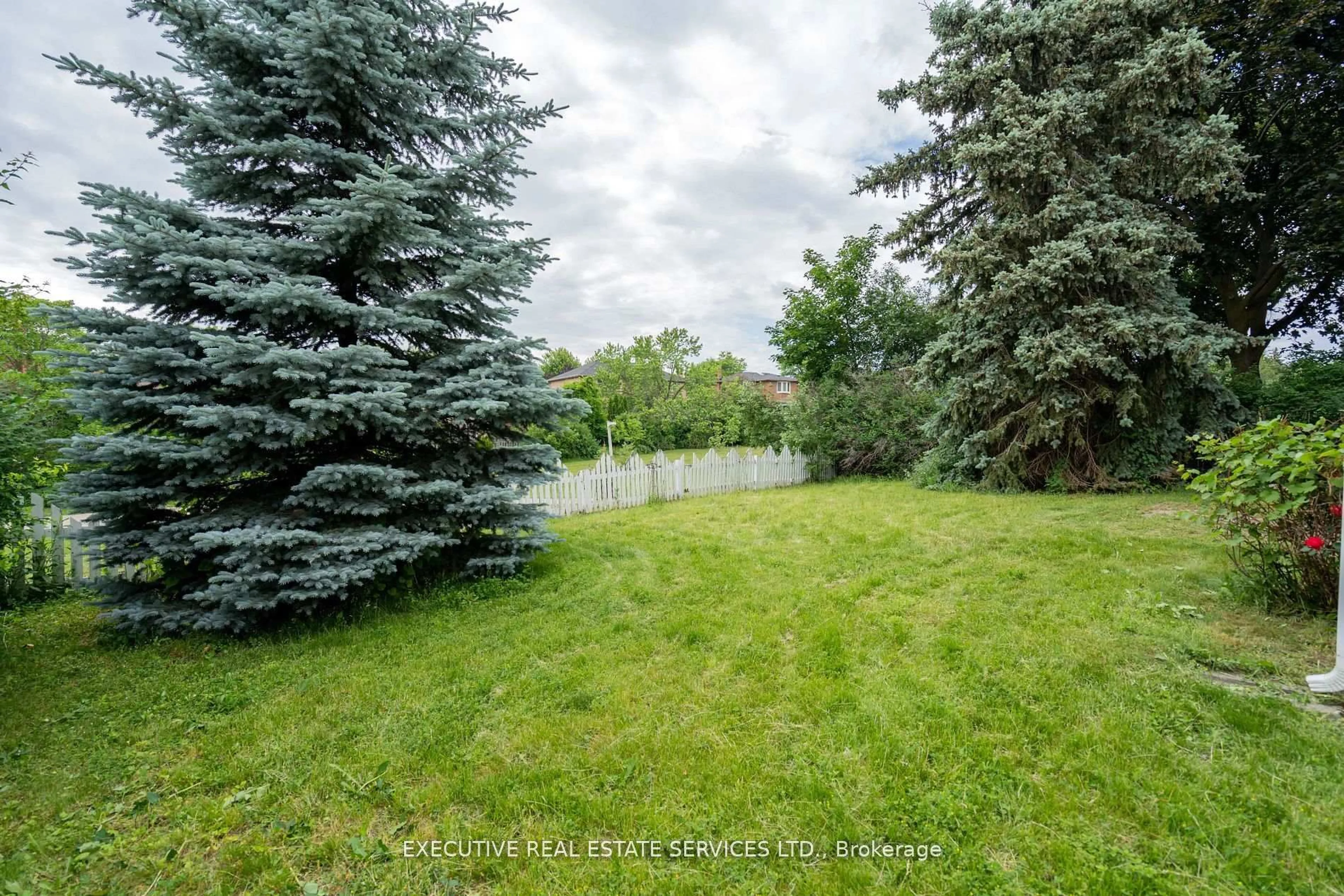 A pic from outside/outdoor area/front of a property/back of a property/a pic from drone, forest/trees view for 36 Blueridge Sq, Brampton Ontario L6Z 1A1