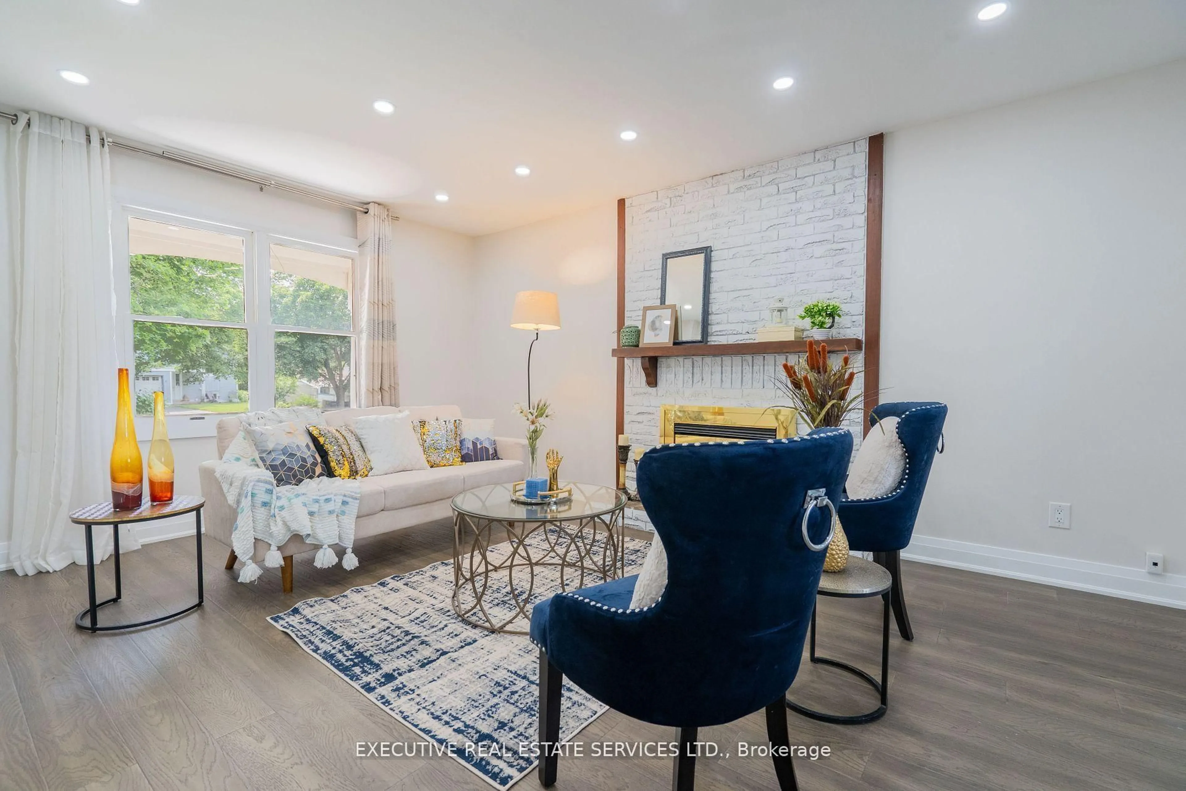 Living room with furniture, unknown for 36 Blueridge Sq, Brampton Ontario L6Z 1A1