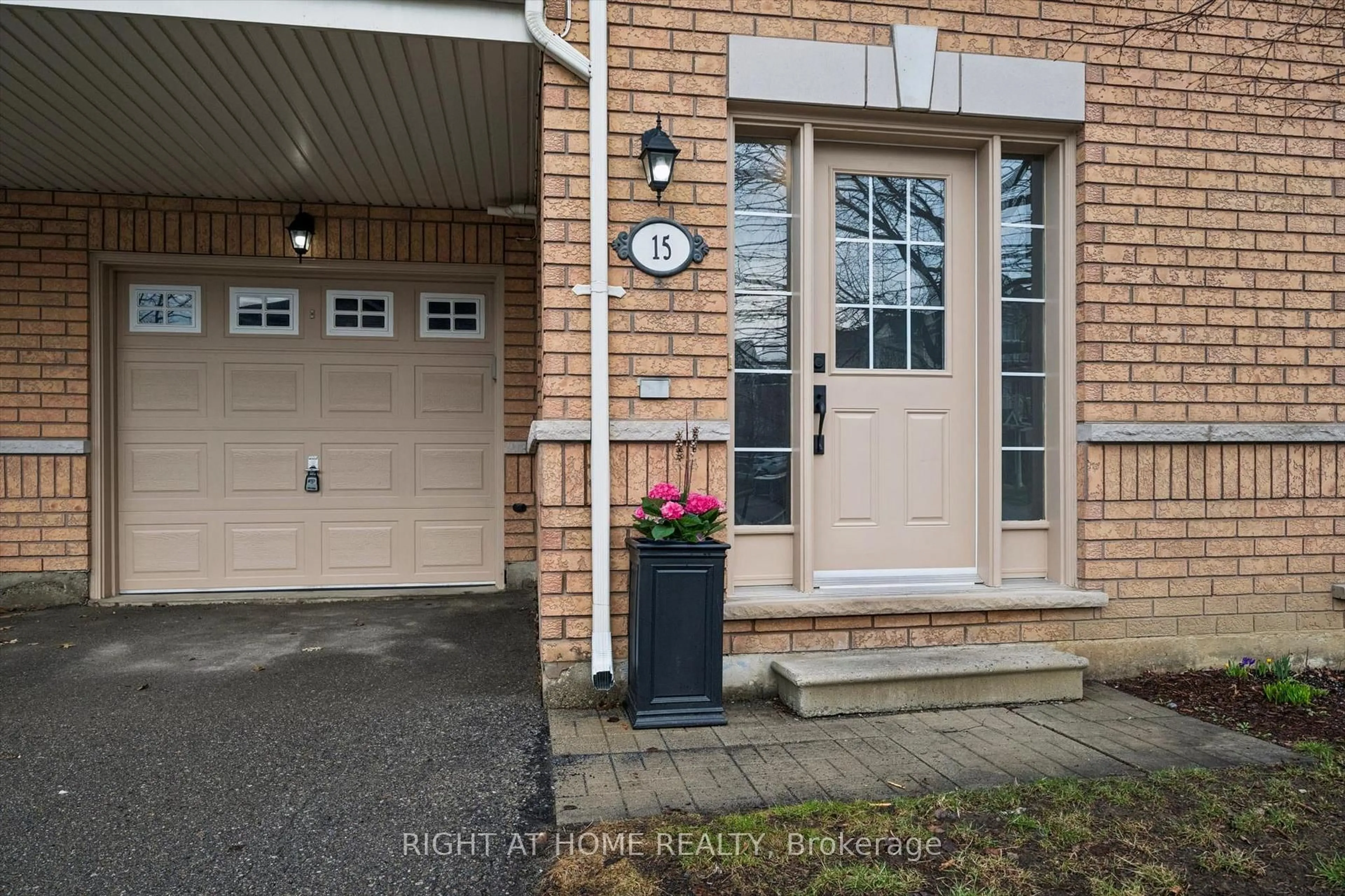 Indoor entryway for 620 Ferguson Dr #15, Milton Ontario L9T 0M7