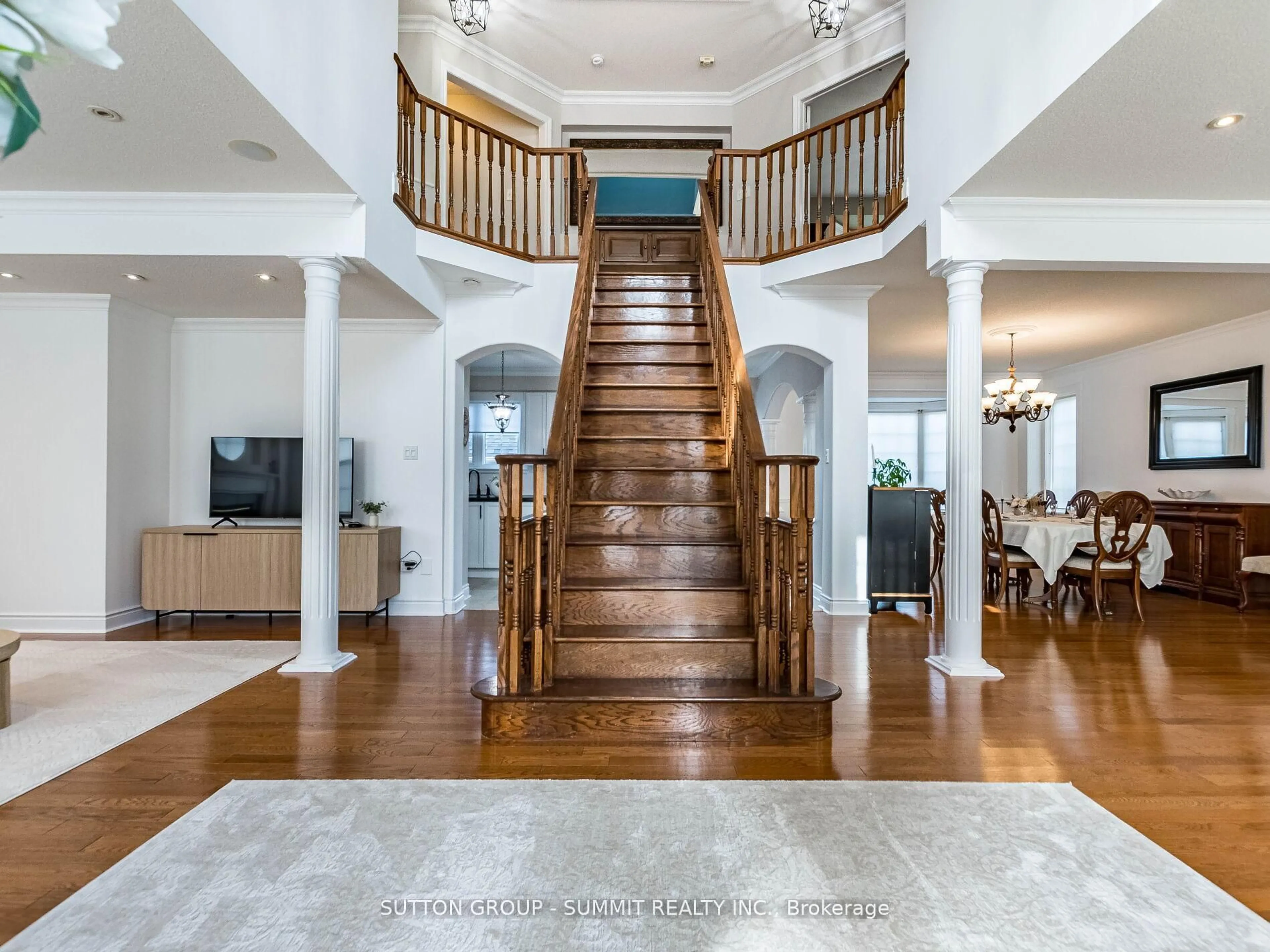 Indoor foyer for 7123 GILLESPIE Lane, Mississauga Ontario L5W 1E8