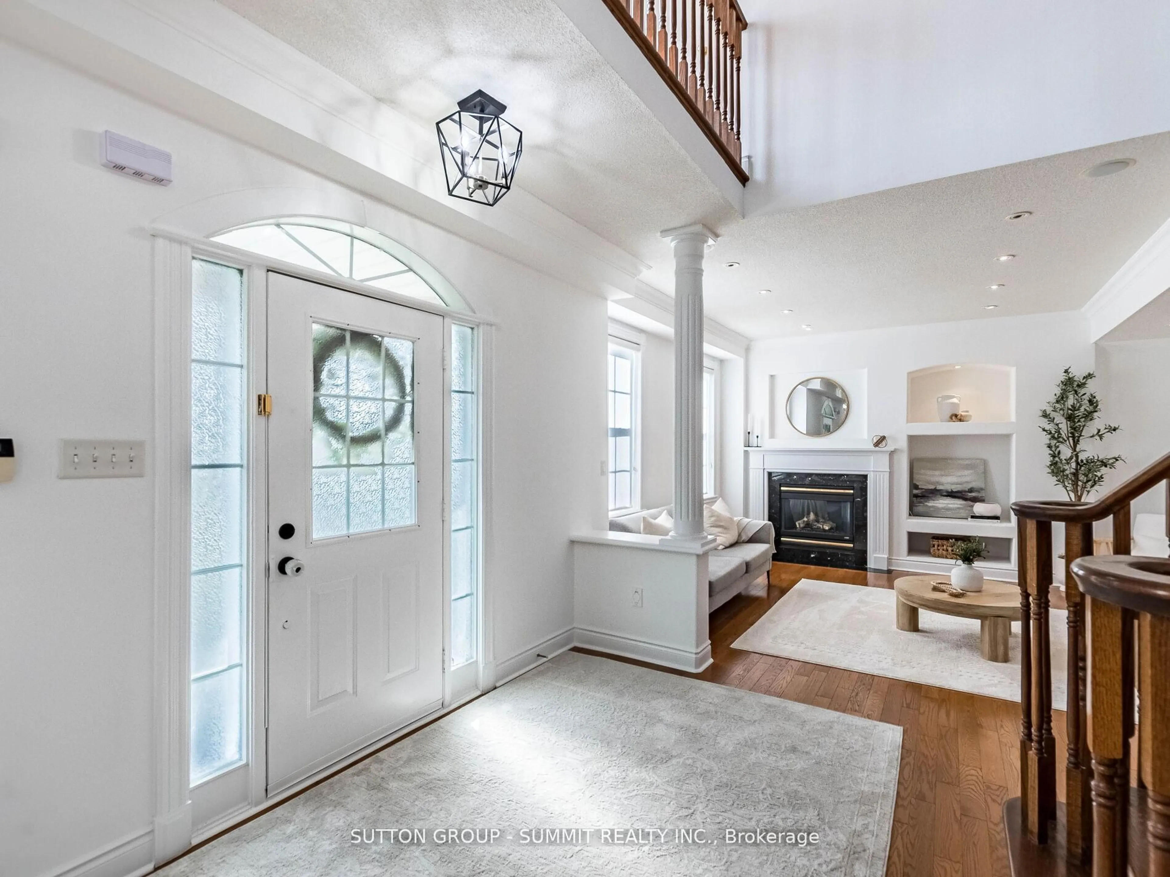 Indoor entryway for 7123 GILLESPIE Lane, Mississauga Ontario L5W 1E8