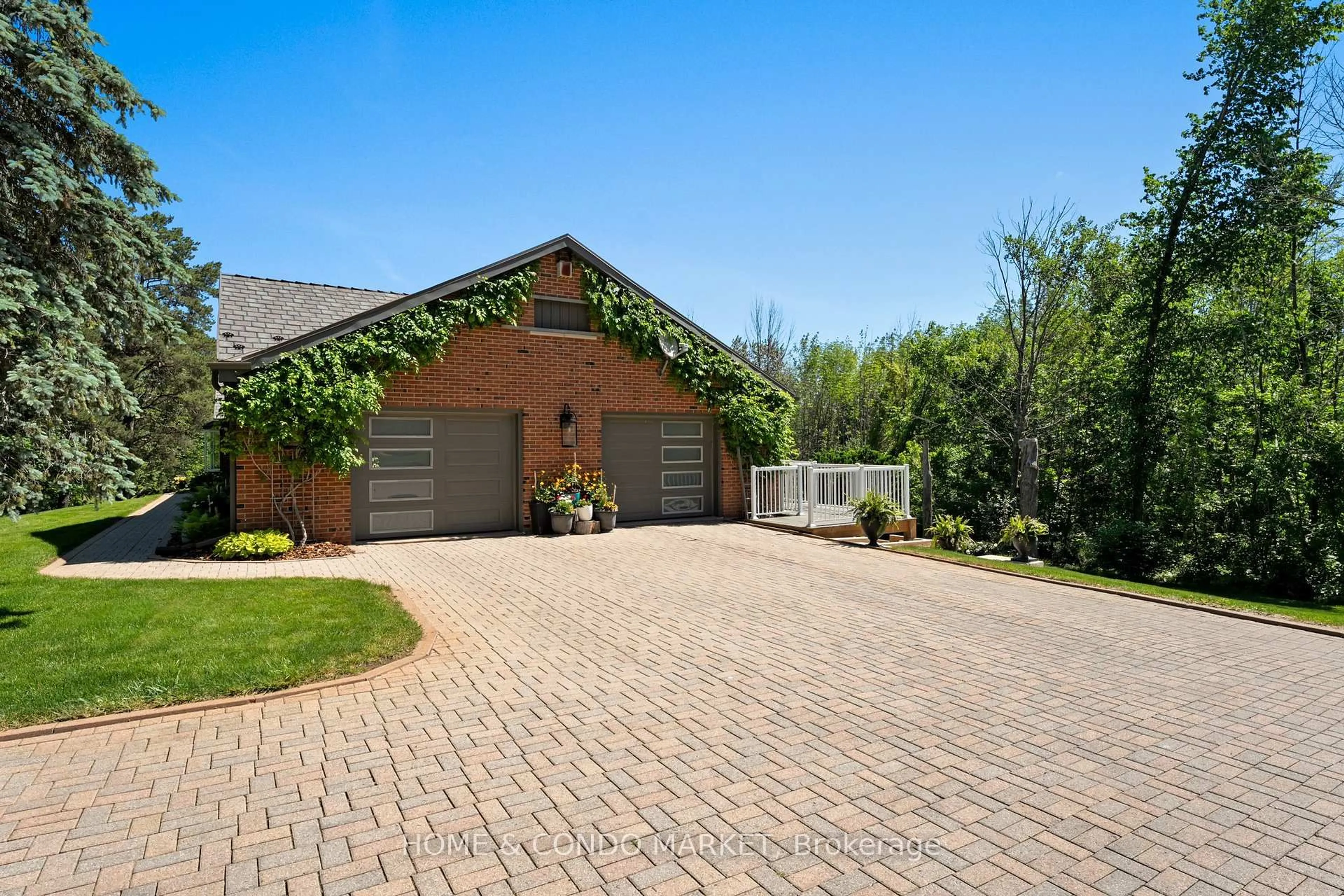 Home with brick exterior material, street for 20603 Willoughby Rd, Caledon Ontario L7K 1W2