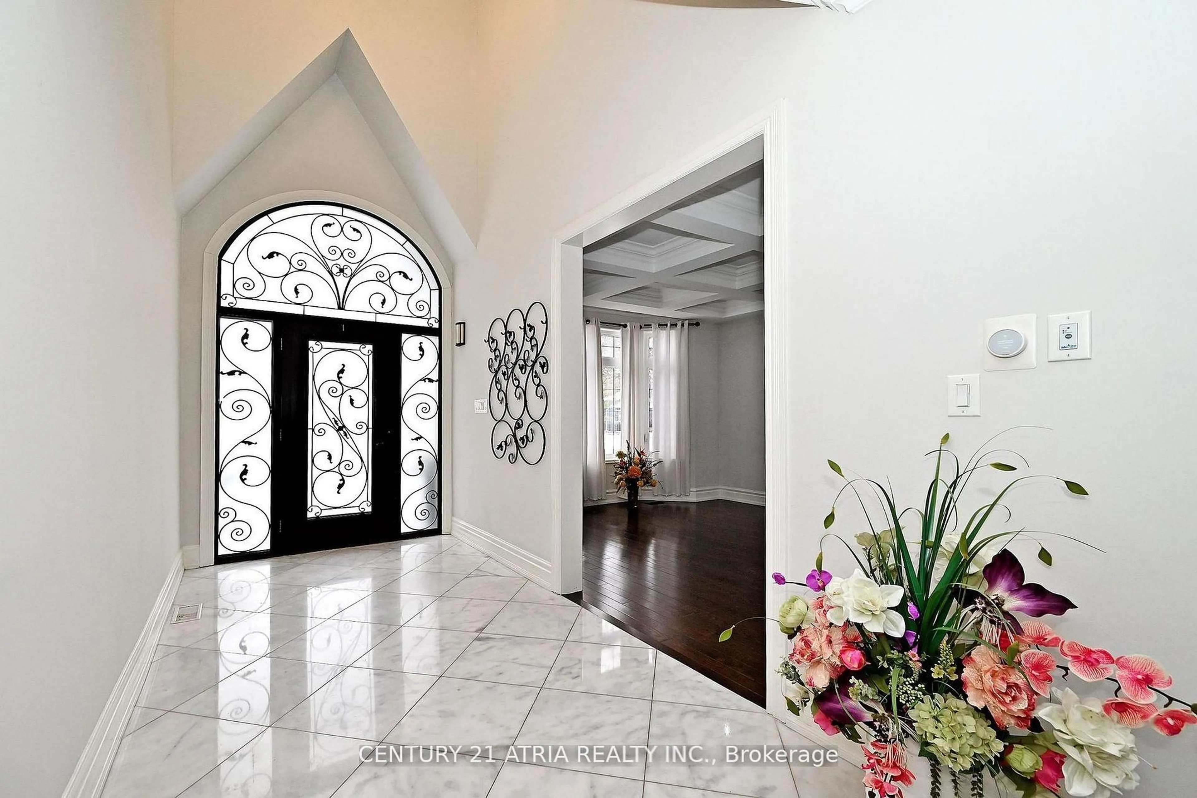 Indoor foyer for 350 Queen Mary Dr, Oakville Ontario L6K 3L8