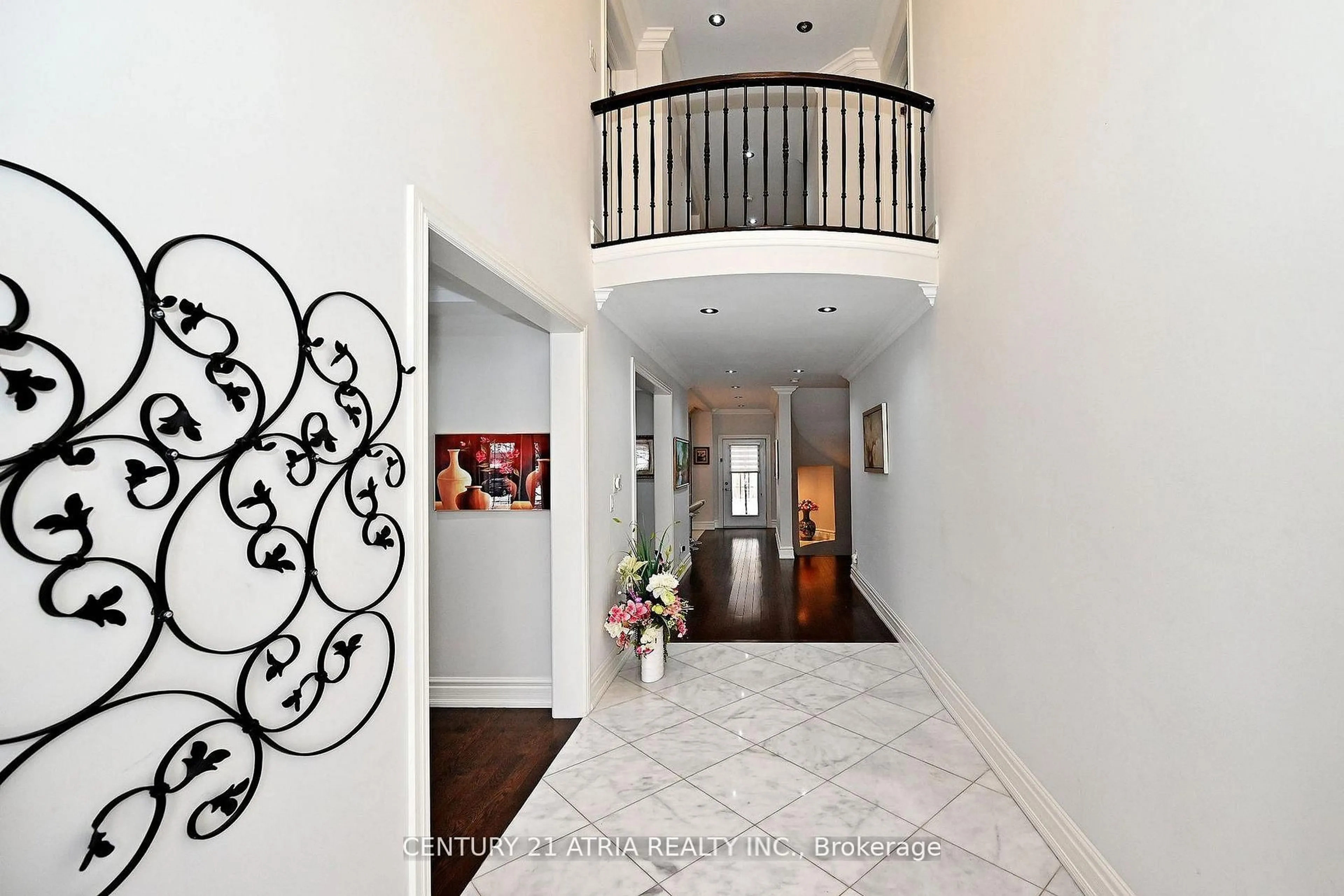 Indoor foyer for 350 Queen Mary Dr, Oakville Ontario L6K 3L8