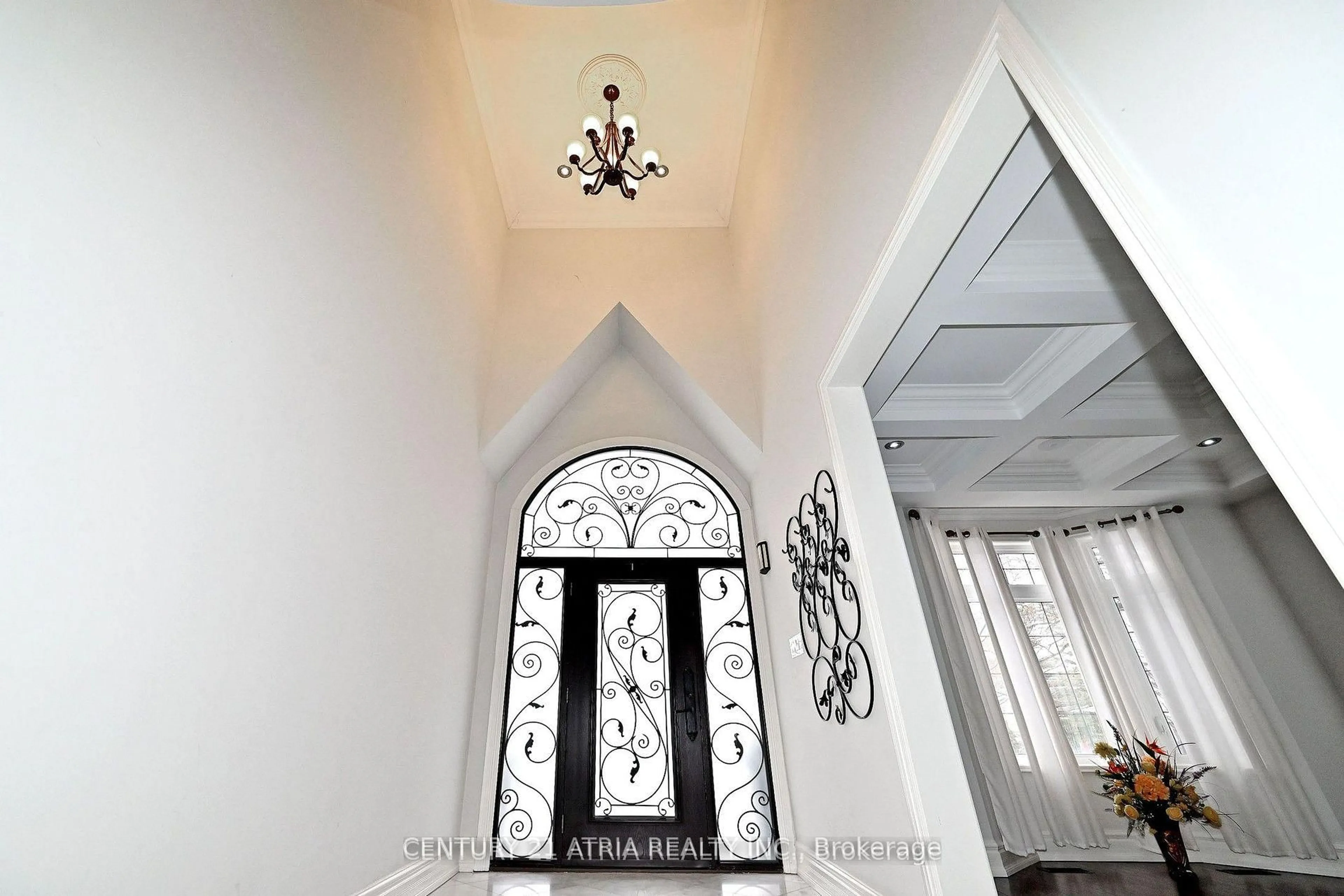 Indoor foyer for 350 Queen Mary Dr, Oakville Ontario L6K 3L8