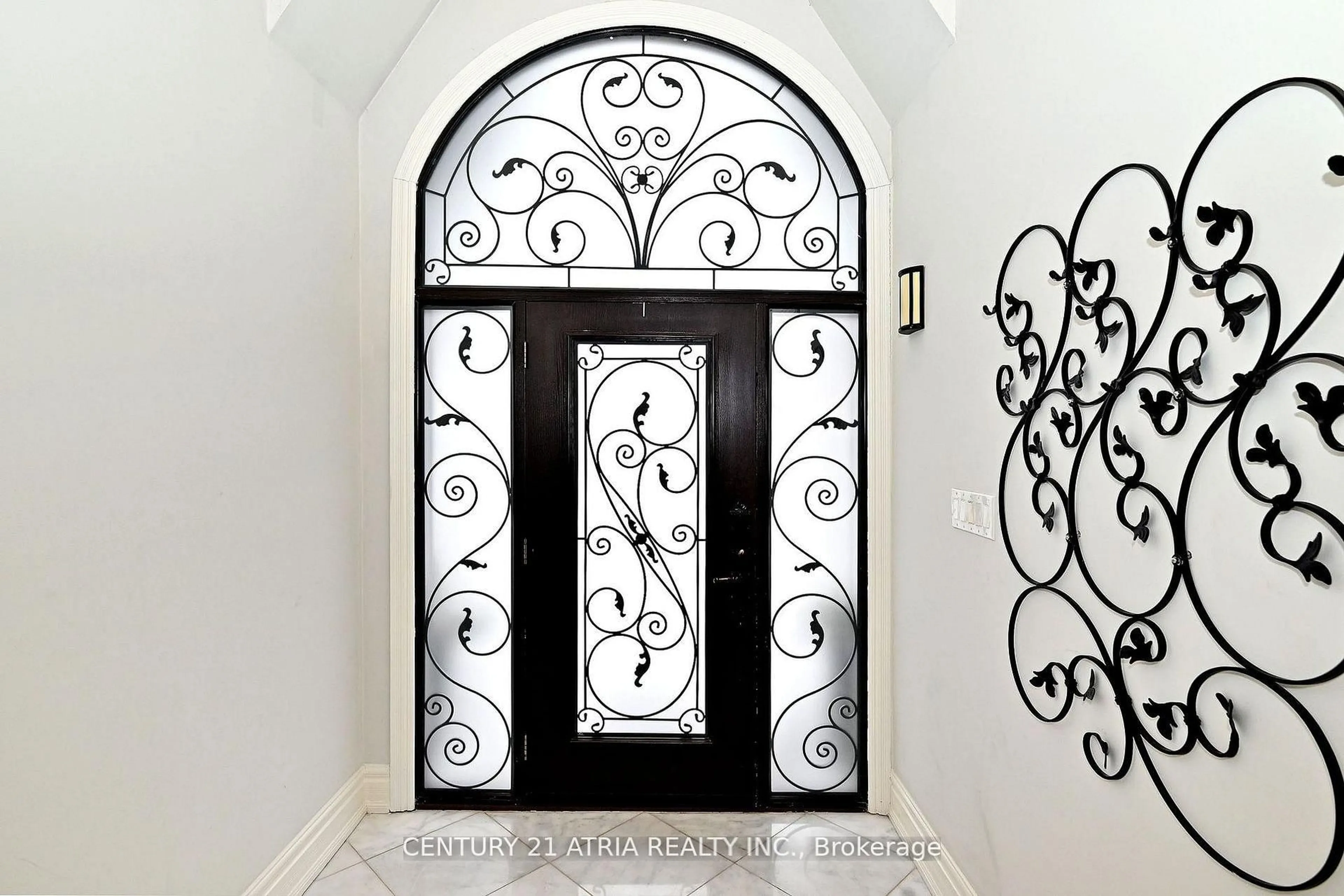 Indoor entryway for 350 Queen Mary Dr, Oakville Ontario L6K 3L8