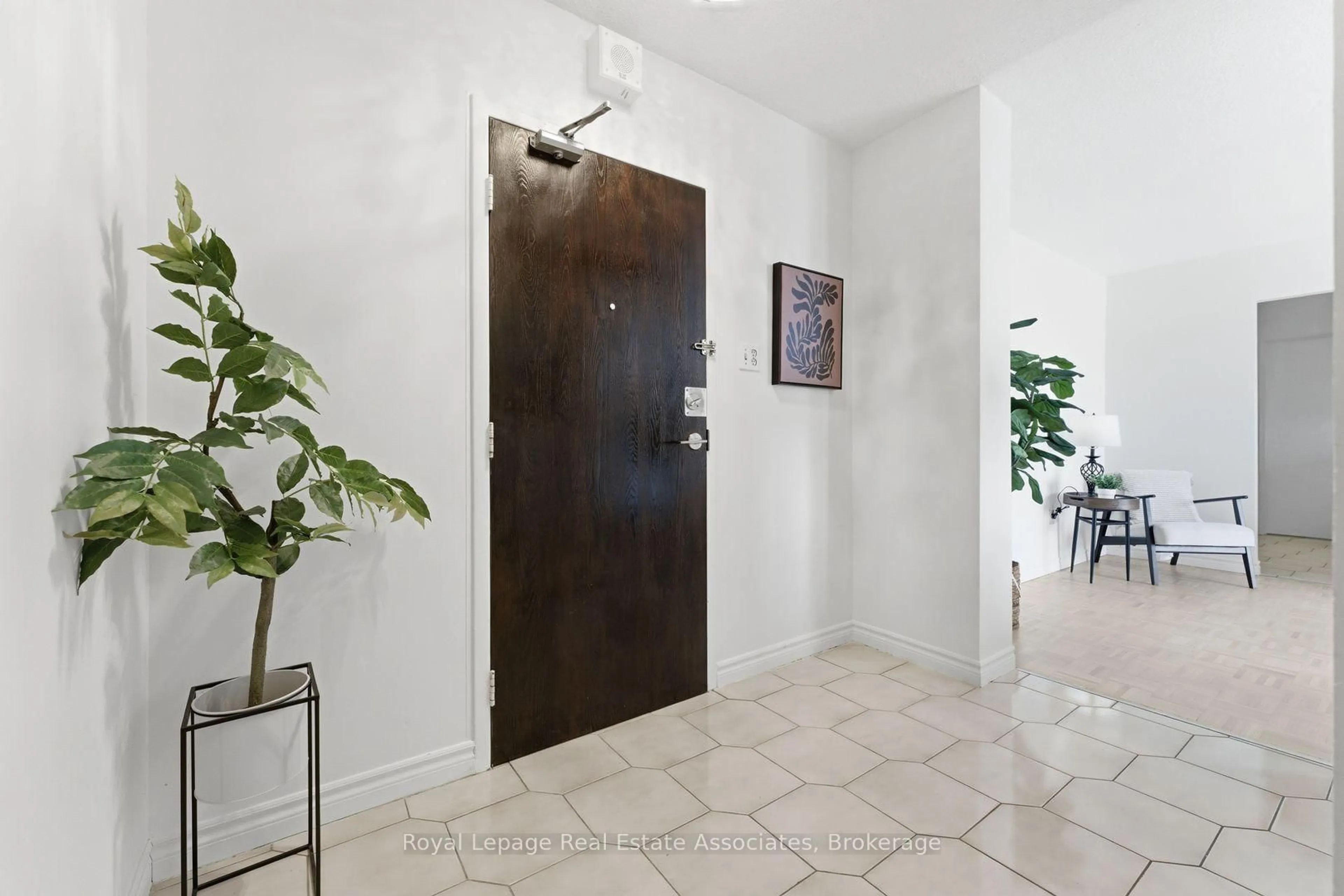 Indoor entryway for 3170 Kirwin Ave #1010, Mississauga Ontario L5A 3R1