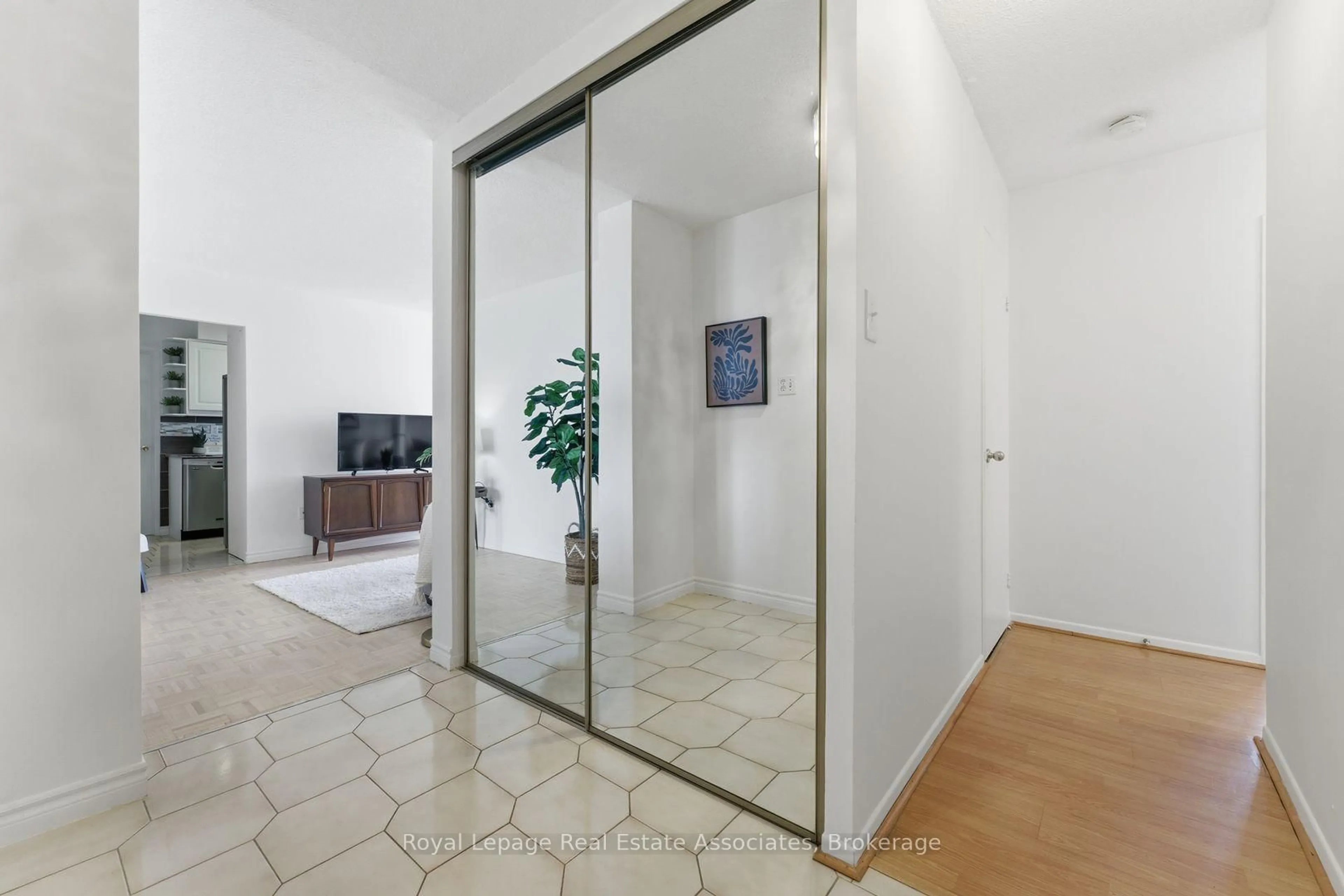 Indoor entryway for 3170 Kirwin Ave #1010, Mississauga Ontario L5A 3R1