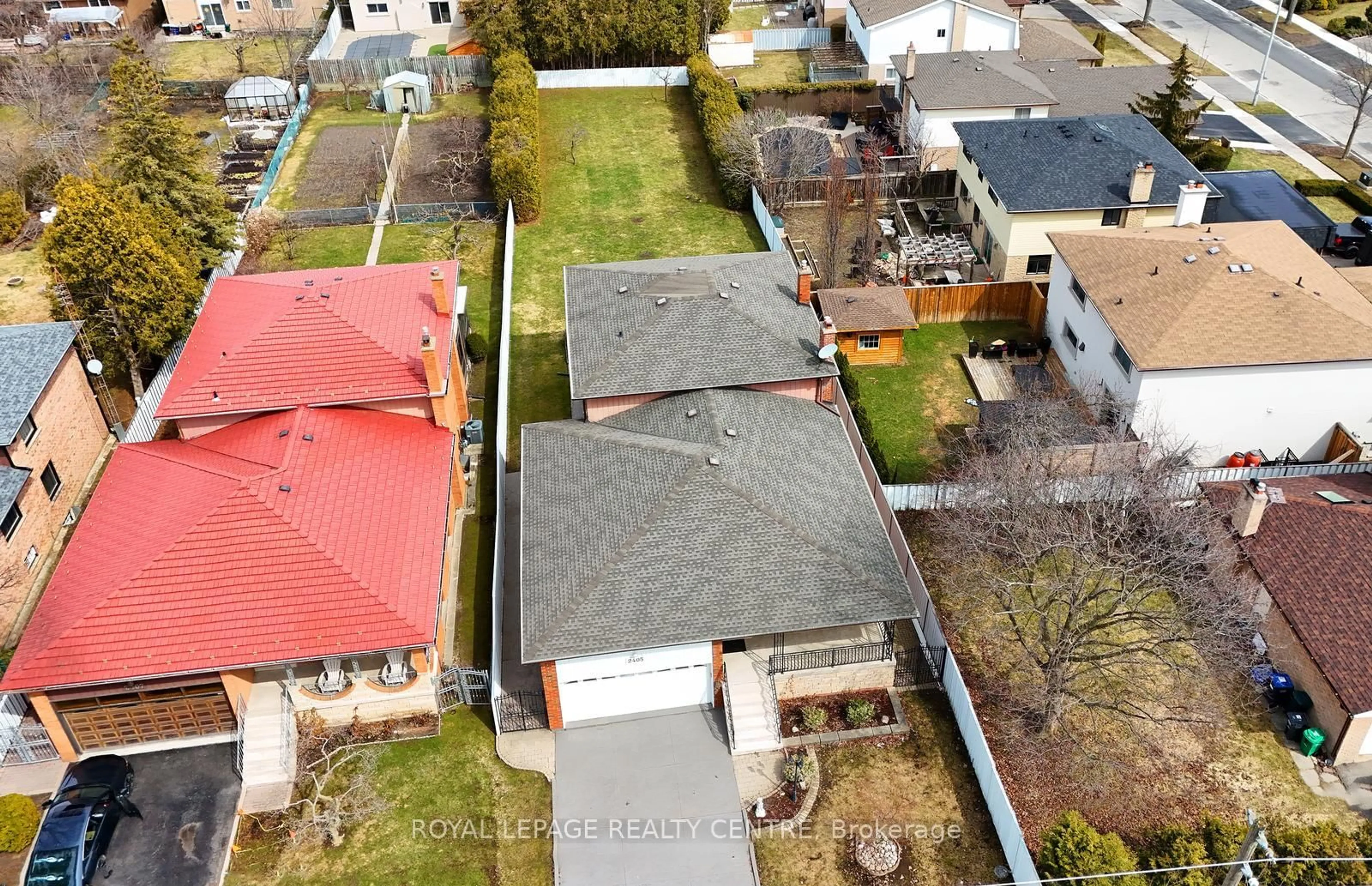 A pic from outside/outdoor area/front of a property/back of a property/a pic from drone, unknown for 2405 Rosemary Dr, Mississauga Ontario L5C 1X1