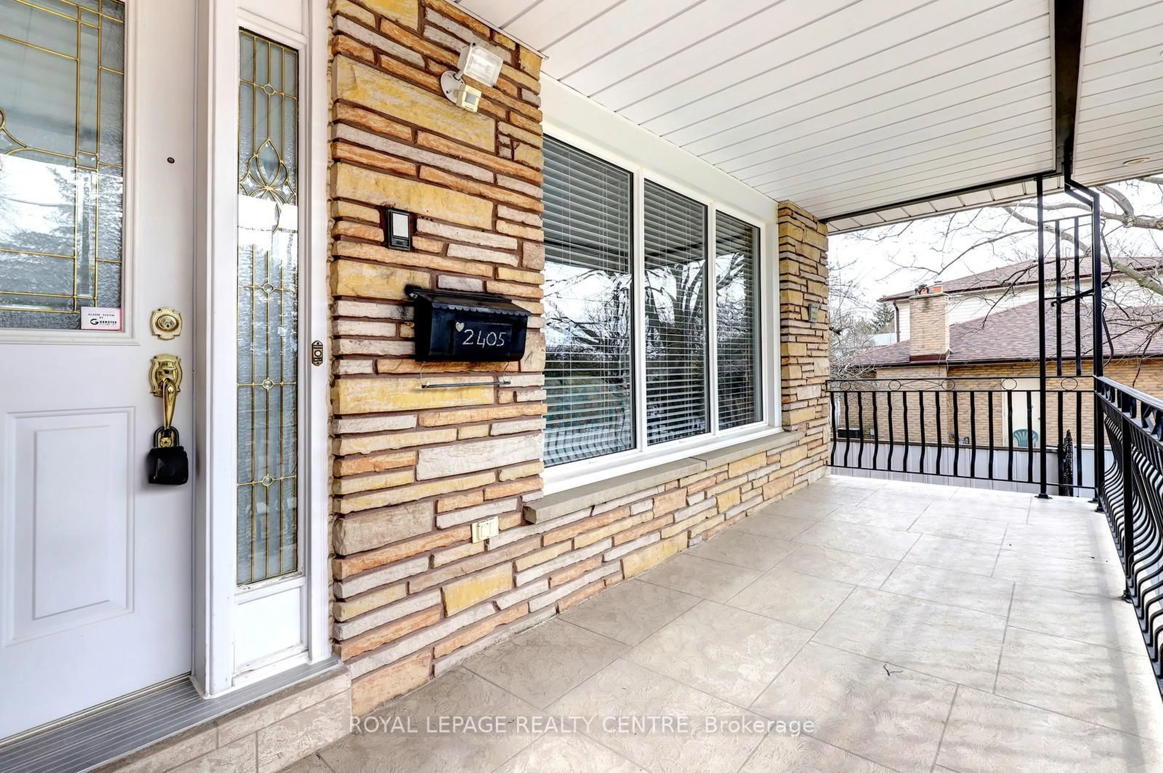 Patio, street for 2405 Rosemary Dr, Mississauga Ontario L5C 1X1