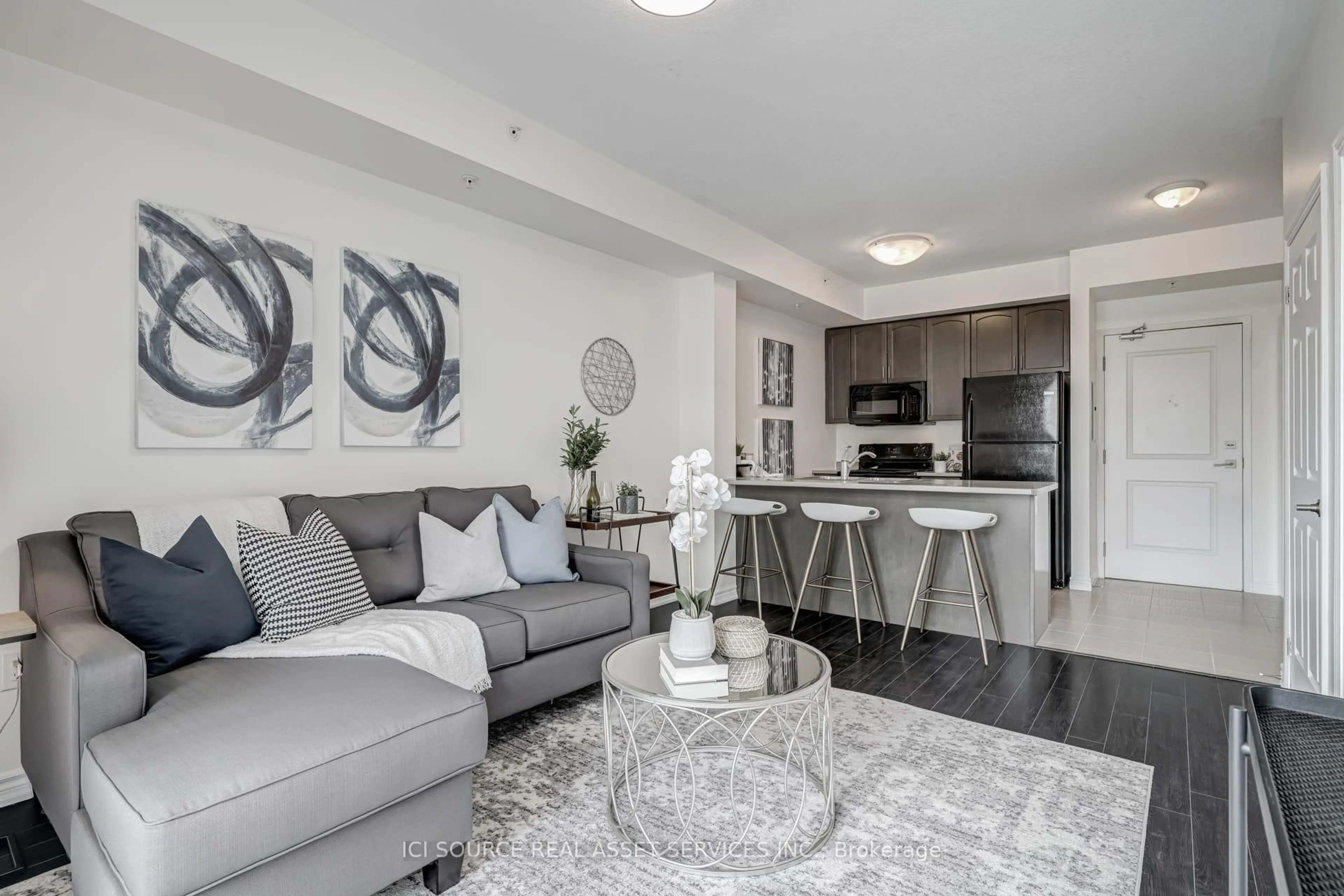 Living room with furniture, unknown for 5010 Corporate Dr #238, Burlington Ontario L7L 0H6