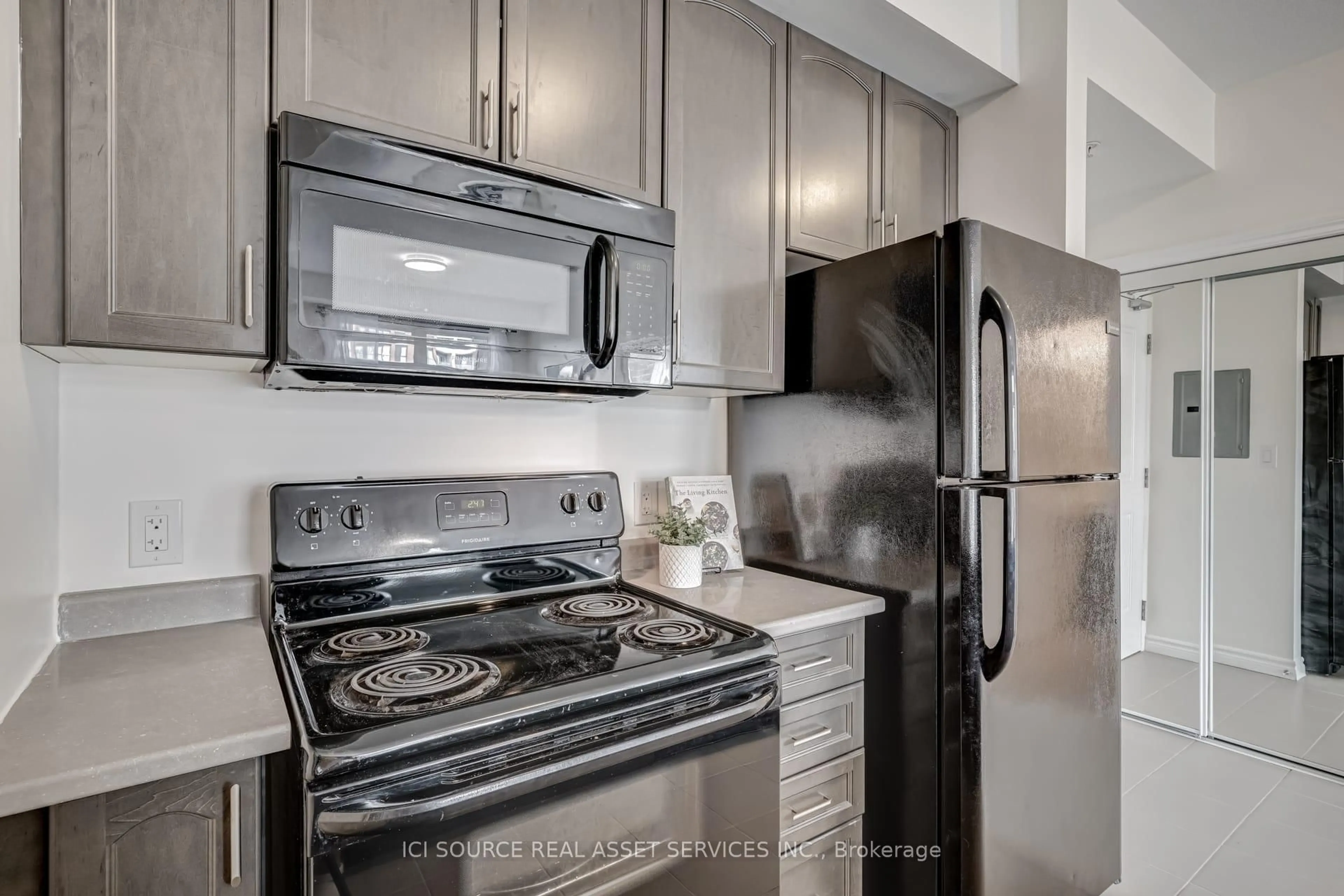 Standard kitchen, unknown for 5010 Corporate Dr #238, Burlington Ontario L7L 0H6