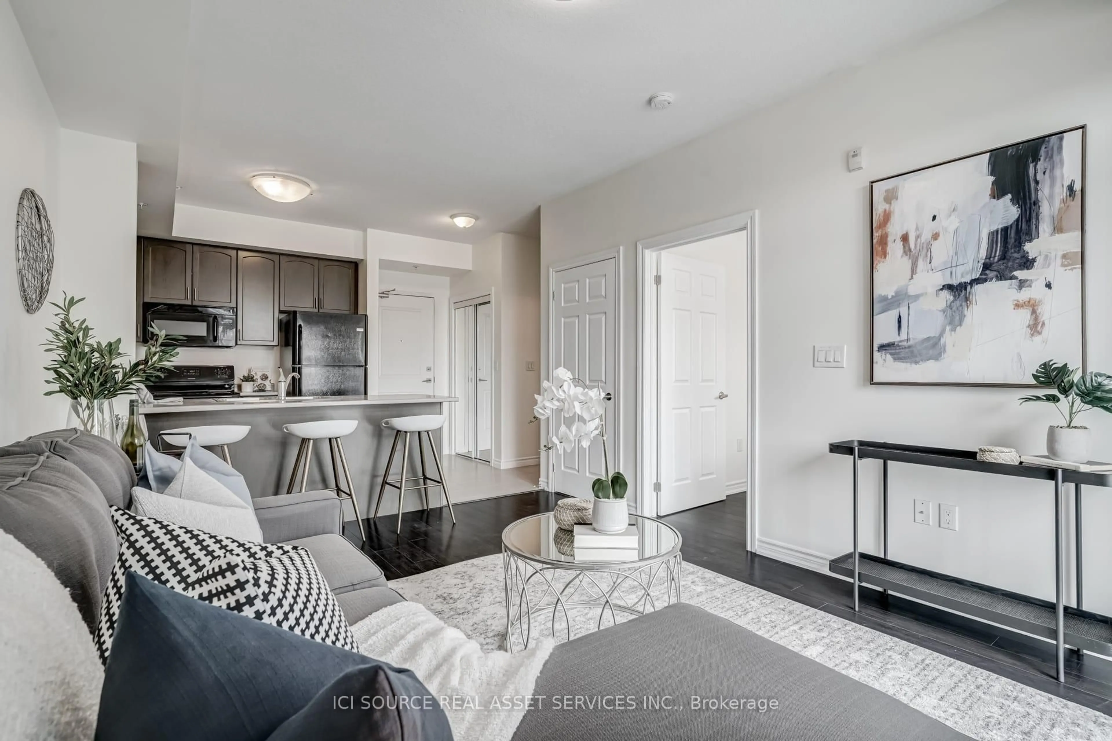 Living room with furniture, unknown for 5010 Corporate Dr #238, Burlington Ontario L7L 0H6