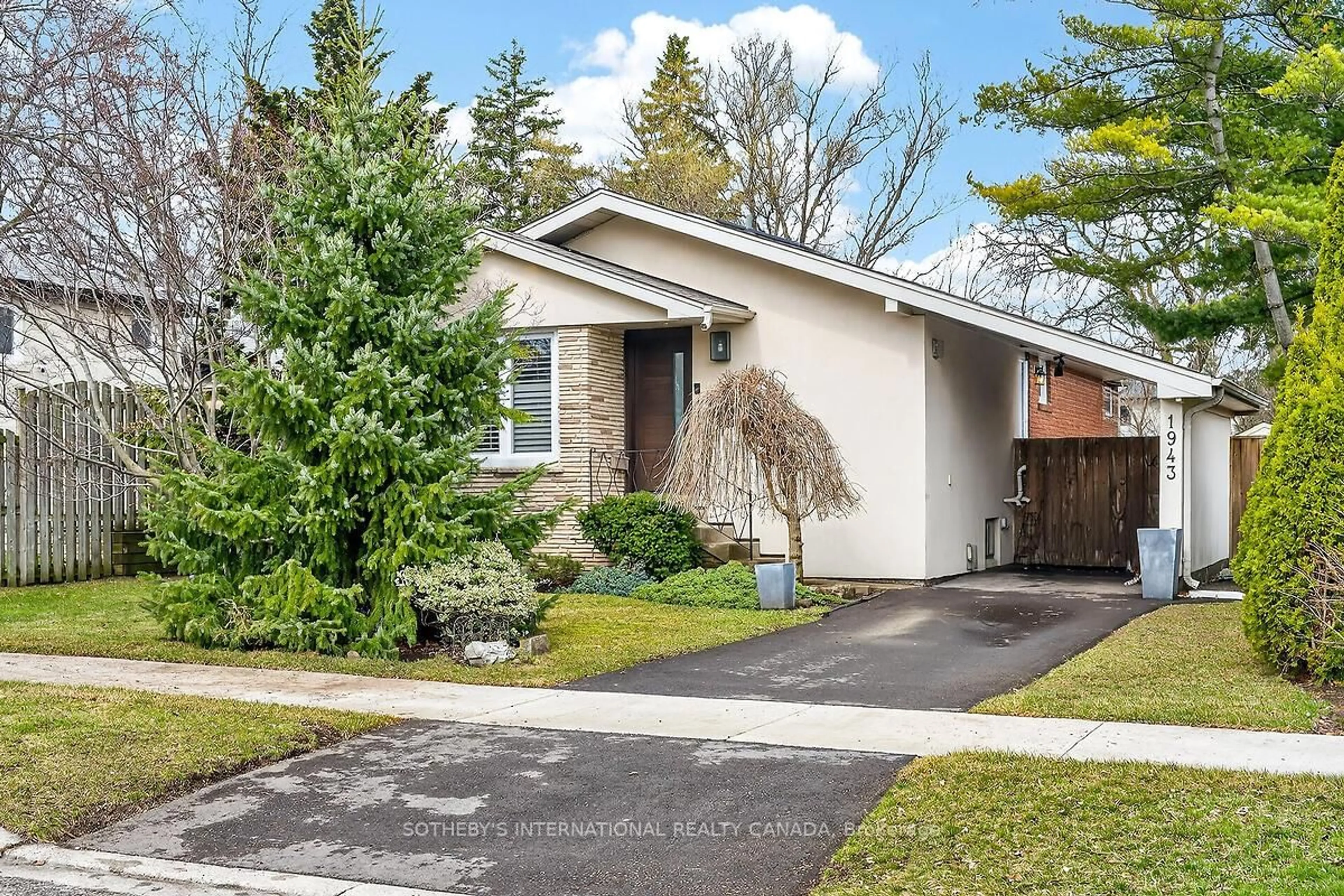 Home with brick exterior material, street for 1943 Deanhome Rd, Mississauga Ontario L5J 2K5